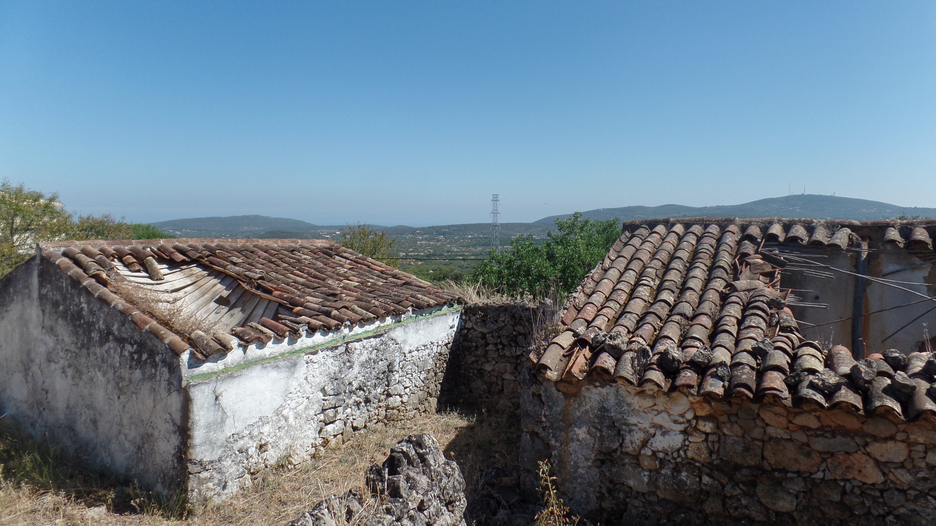 Ruines orientées au sud avec vue sur la montagne et vue partielle sur la mer près de São Brás | VM1174 Cadre de campagne mais pas isolé. Un grand potentiel pour concevoir et construire une maison à un étage pour les acheteurs. Possibilité d'acheter un terrain de 3000m2. Près de São Brás.