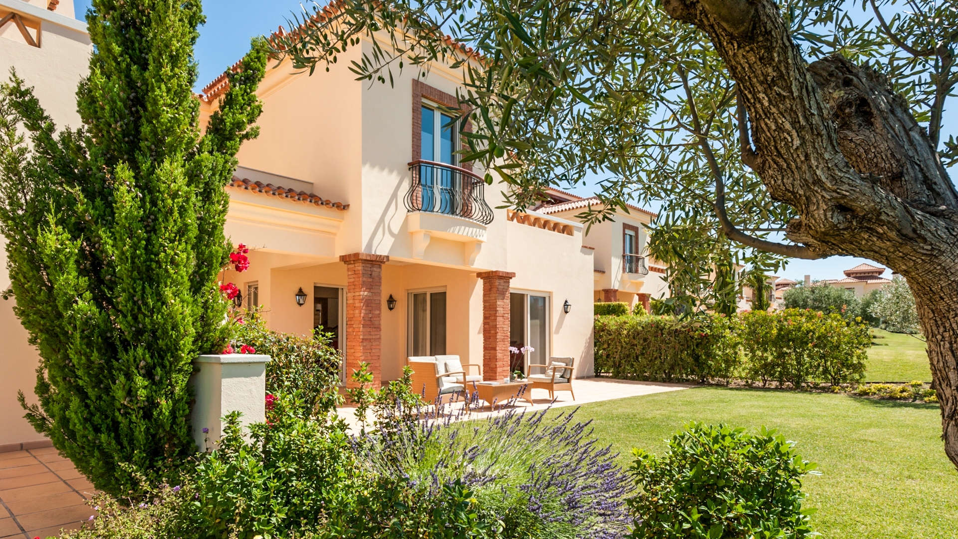 Verschiedene miteinander verbundene Villen auf einem der schönsten Golfplätze in der Algarve | TV1589 Qualitativ hochwertige Immobilien, verbunden mit einer ruhigen und unverbaubaren Aussicht auf die umliegende Landschaft. Dies sind wirklich erstklassige Villen, die sowohl als hervorragende Investition in die Vermietung als auch als permanenter Wohnsitz geeignet sind, gelegen auf dem No. 1 Golfplatz in der Ost Algarve.