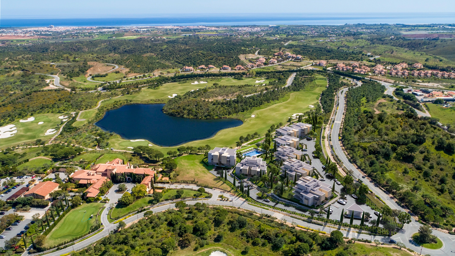 Luxuriöse 3 SZ Penthouse Maisonette Apartments mit Meerblick auf einem der Besten Golfplätze Europas, Ost Algarve | TV1835 Exklusive, luxuriöse Penthouse Apartments mit atemberaubendem Blick über den See und den Golfplatz bis hin zum Meer. In der Nähe des Clubhausesdes Monte Rei Golf & Country Club mit wunderschön angelegten Gärten und großem Gemeinschaftspool gelegen.