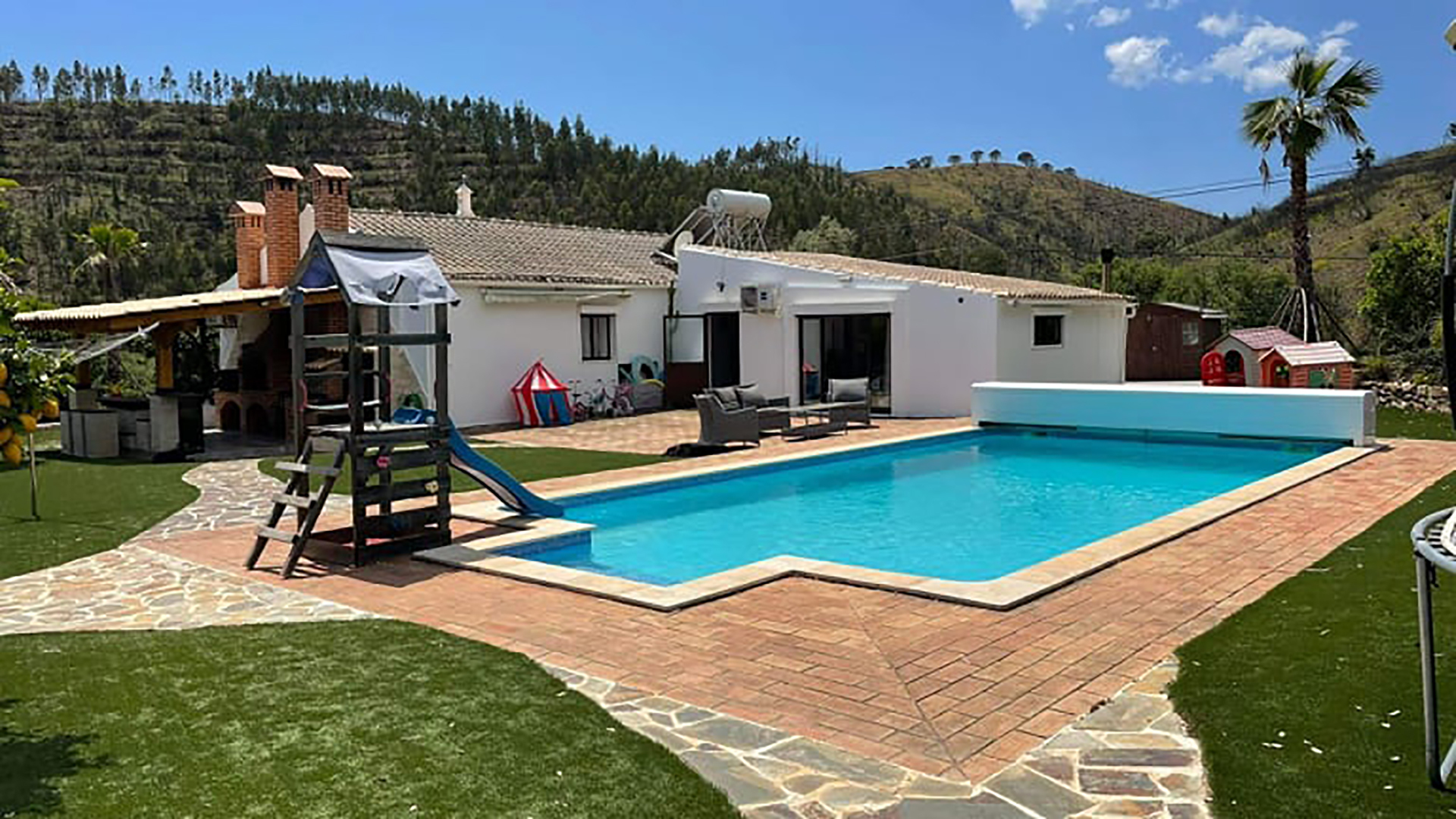 2+1 bedroom farmhouse with large pool in quiet surroundings, Marmelete, Monchique | LG1925 This farmhouse with 2+1 bedrooms and large pool is situated on a large plot with many fruit trees and quiet surroundings of Marmelete, with only one distant neighbour. 