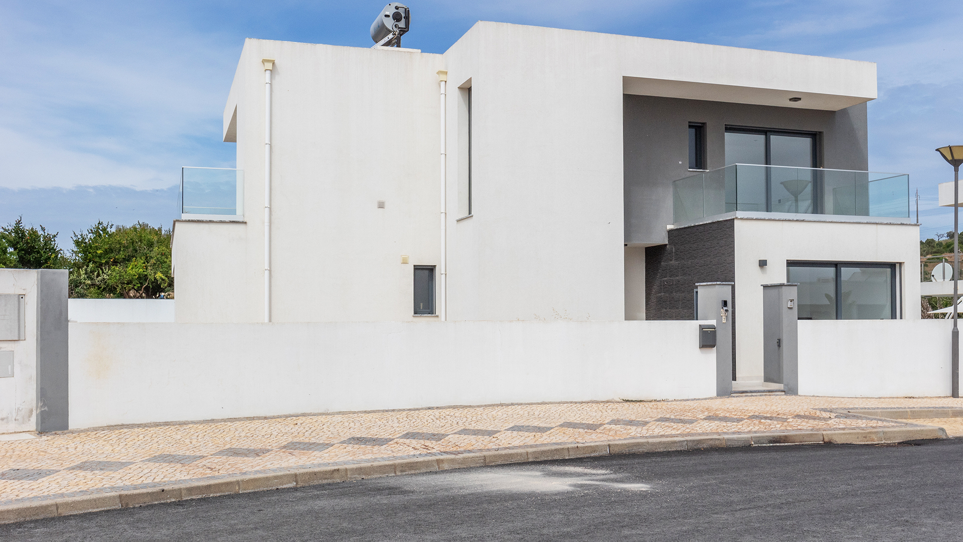 Sur plan, villas uniques de 4 chambres avec piscines privées, près de Lagos | LG2134 Ces villas individuelles de 3 + 1 chambres sur plan ont des piscines conçues individuellement et sont situées dans un charmant village juste à la périphérie de Lagos. L'emplacement offre une vue magnifique sur la Serra da Monchique et la campagne et se trouve à quelques minutes des plages locales de l'Algarve. Les maisons sont conçues, construites et finies avec des installations et des matériaux de luxe et offrent un excellent potentiel de location pour un investissement ou comme résidence permanente.
