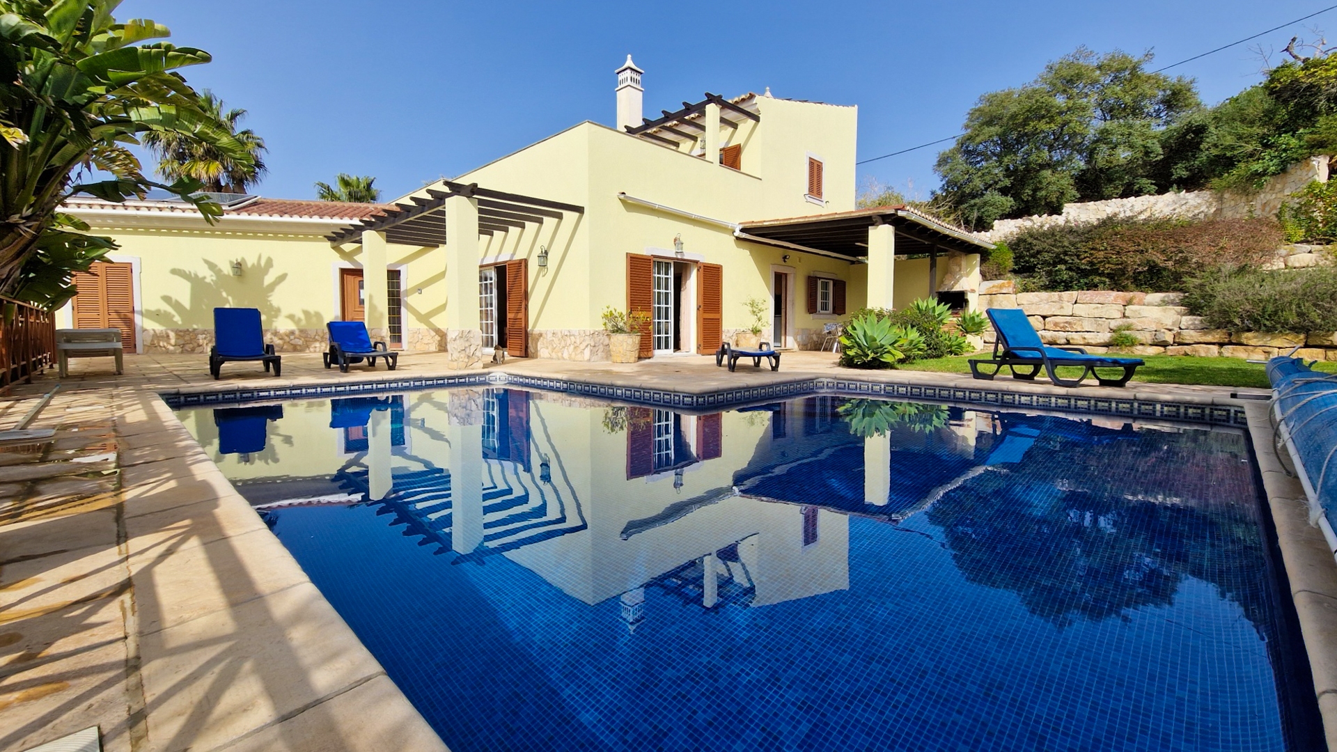 Wunderschöne Villa mit 4 Schlafzimmern in der Nähe von Estoi, Ost Algarve | PTMM138 Diese wunderschöne Villa in der Nähe von Estoi liegt auf einem Hügel und bietet absolute Privatsphäre und einen herrlichen Blick über die Landschaft.