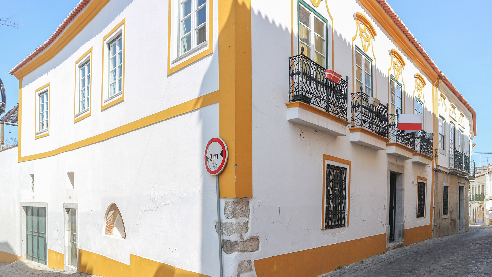 Vast historical townhouse with apartments and main flat in the historic centre of Beja, Alentejo | AT2146 This historical property is on three levels and has been renovated to four living units. It could also be converted to a small boutique style guest house or a multi-generational family home or used for commercial  
