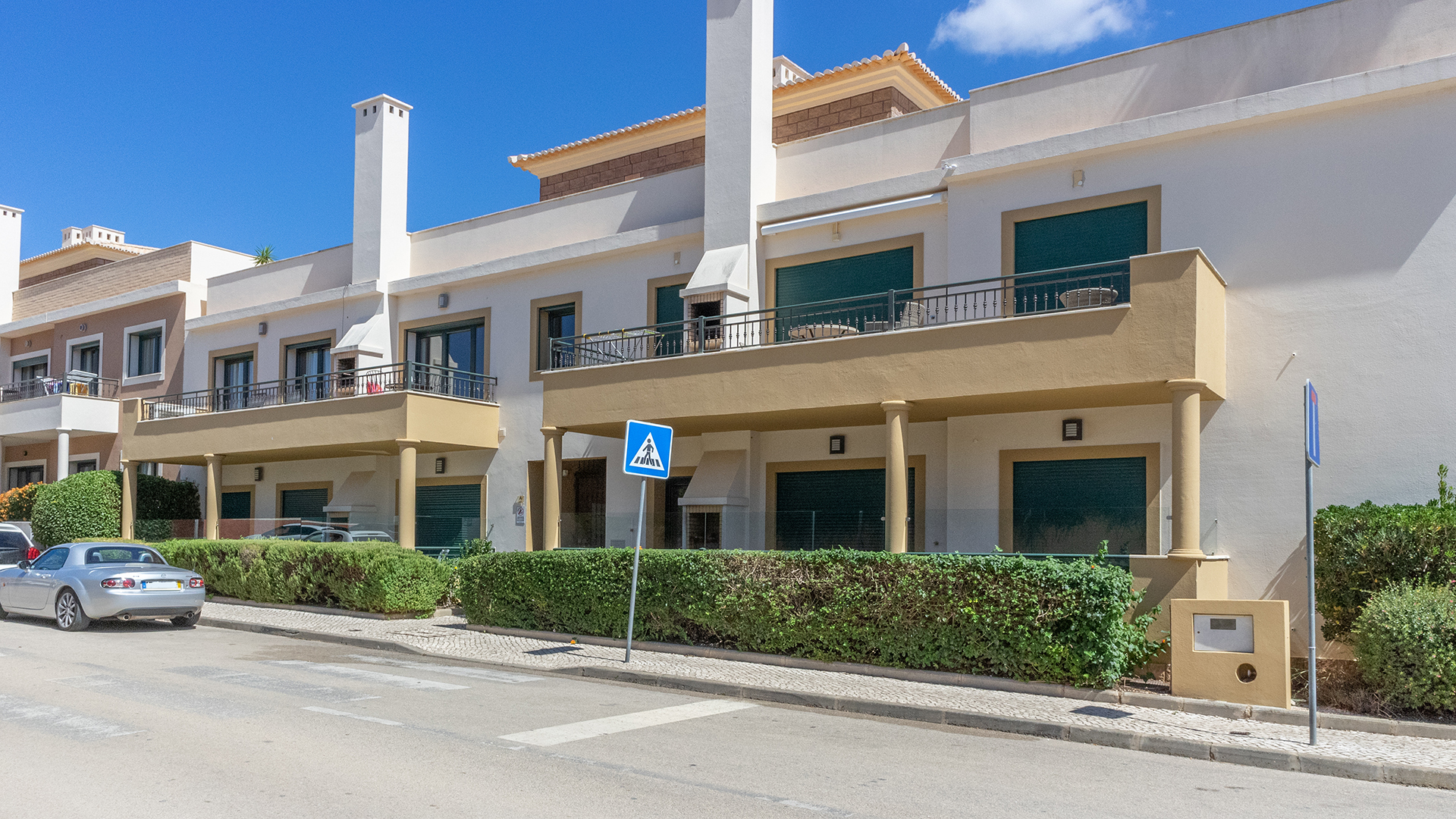 2 bedroom apartment just 450 m from the beach in Burgau | LG2172 The apartment is in a prime location, within walking distance to the beach and all amenities in the beautiful fishing village of Burgau in the West Algarve.