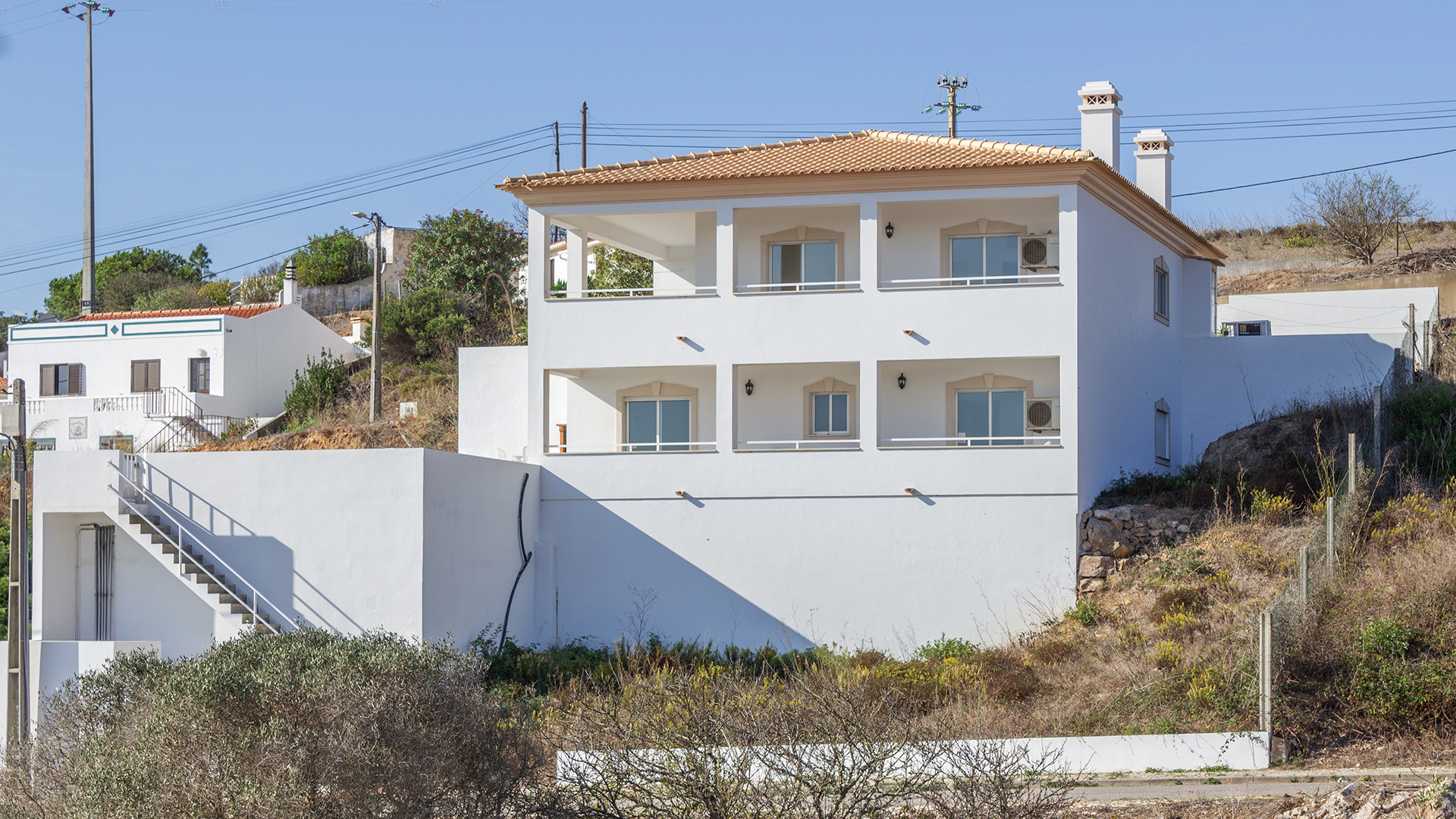 Moderne, gepflegte 4 SZ Villa mit Pool in einem ruhigen Weiler,  West Algarve | LG2176 Modernes, gepflegtes Anwesen mit 4 Schlafzimmern in einem ruhigen, ländlichen Ort in der West Algarve mit fantastischem Blick auf die Landschaft. Diese nach Südosten ausgerichtete Villa verfügt über umlaufende Terrassen und einen schönen  Aussenbereich mit grossem Swimmingpool. Der nächste Strand ist nur 2 Autominuten entfernt!