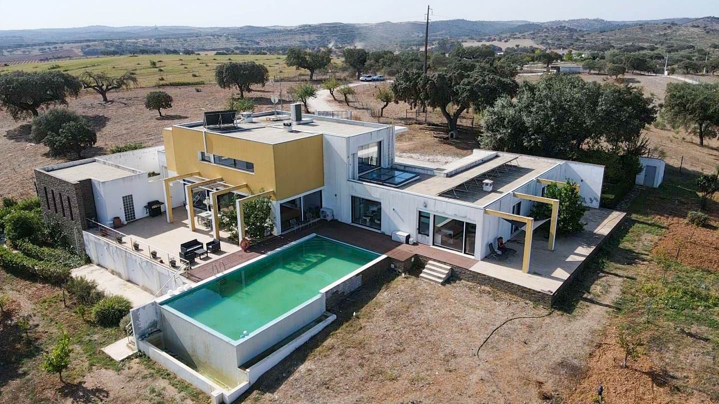 An imposing modern house near Alandroal, Évora in the Alentejo countryside | PDBED030 This modern and spacious property on a hill with views to the castle in the next village is located in the Alentejo countryside near to a village and 45 minutes drive to Évora. It has wide open views, no direct neighbours and is very secluded.