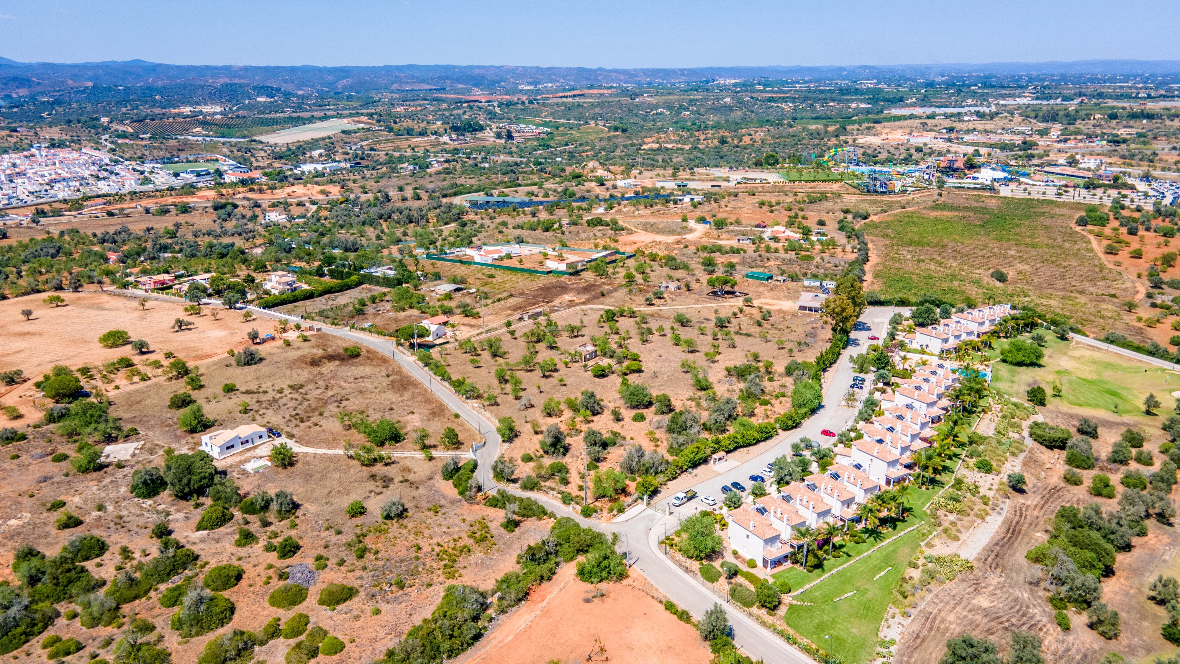 Terrain avec un permis de construire pour 18 propriétés, Lagoa, Algarve Ouest | PPP2228 Superbe emplacement à proximité de la prestigieuse académie de golf de Vale de Pinta et accès à toutes les commodités.
