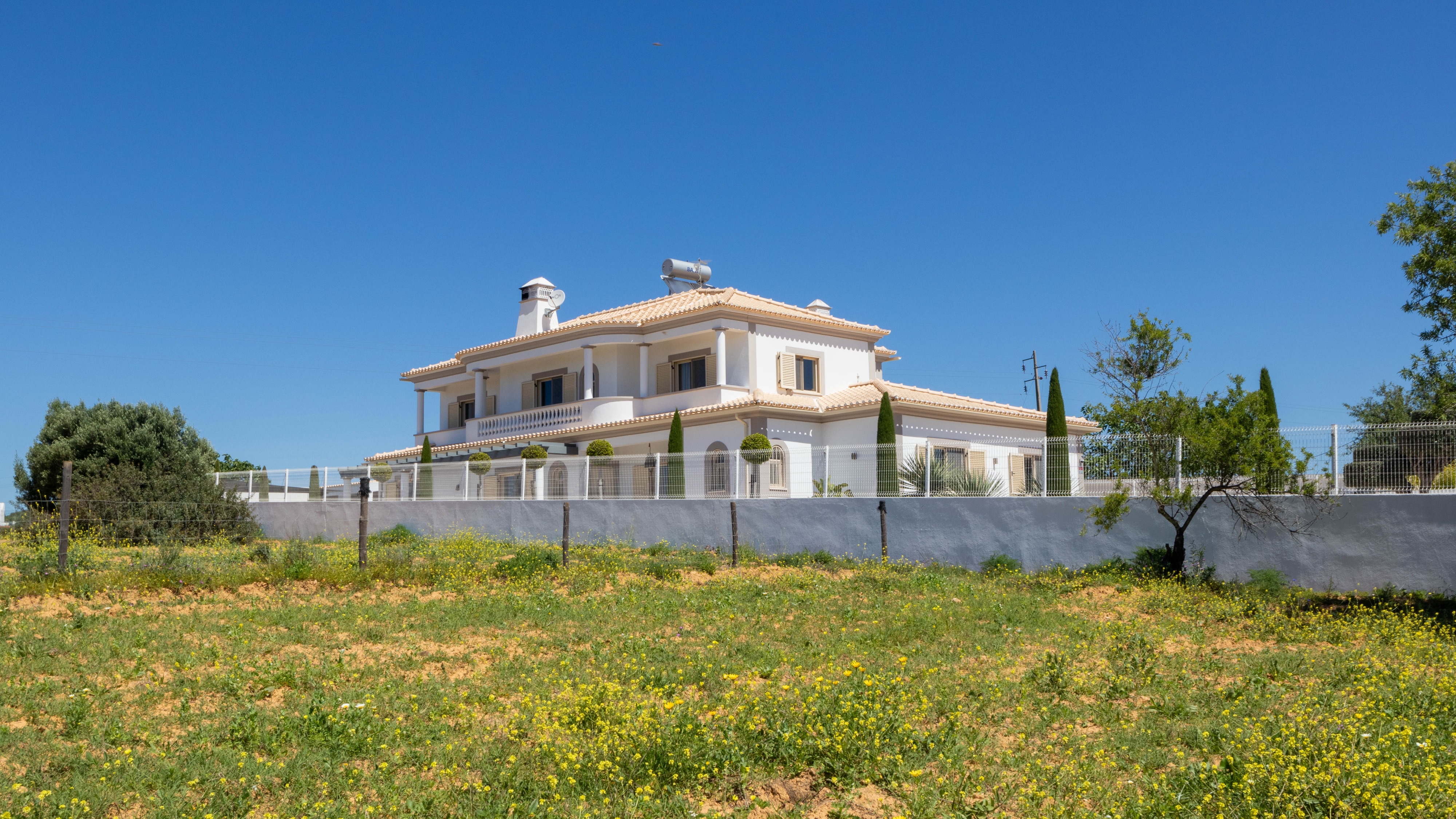 4 Bedroom Elegant Villa with Beautiful Interior, Guia, Central Algarve | VM2236 This is a spectacular and and impressive 4 bedroom, 5 bathroom villa, nestled in the outskirts of Guia, near Albufeira and the Algarve Shopping mall.