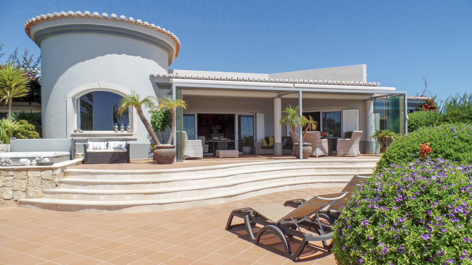 Villa de luxe de 4 chambres avec vue imprenable sur la mer à Boa Nova, prés de Carvoeiro | S2494 Villa de 4 chambres avec piscine et jacuzzi entre Ferragudo et Carvoeiro. La villa bénéficie d'un emplacement magnifique, d'un grand espace de vie, d'une vue fantastique sur la mer et se trouve à proximité de la plage, des commodités et du golf.