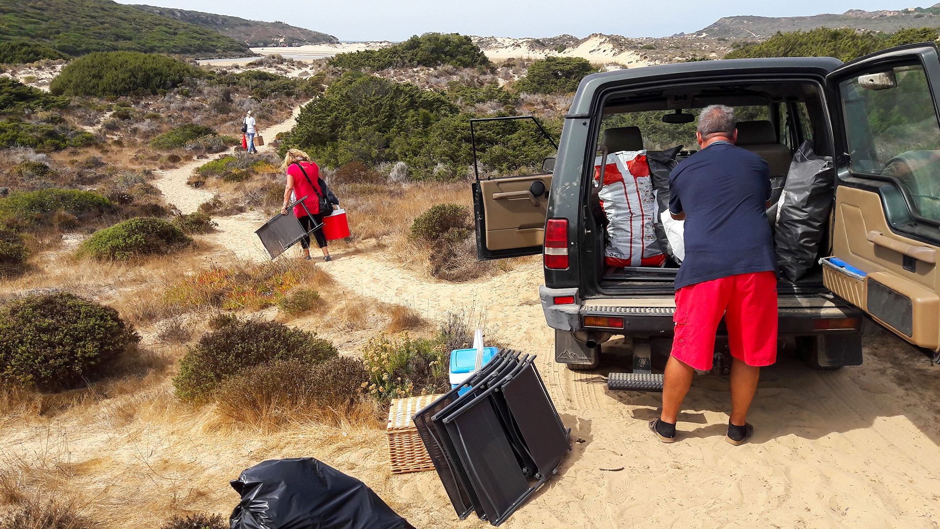 Piquenique na praia com clientes compradores na Costa Vicentina