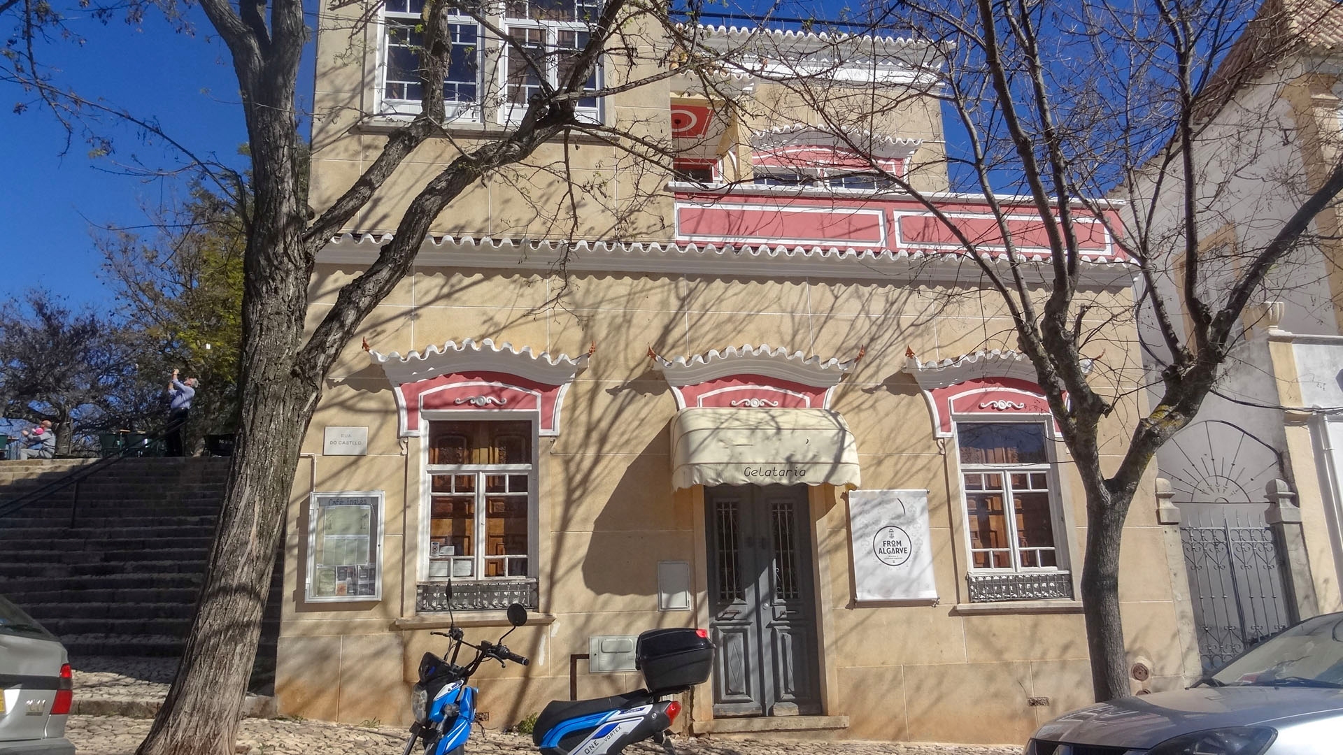 Well established, successful grand café and restaurant in top location in Silves | LG1077 Very popular cafe restaurant on top location in the medieval city centre of Silves ready to continue a successful business or to convert into something else with endless possibilities.