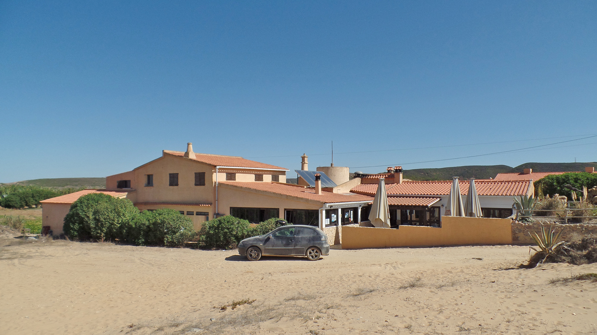 Beach restaurant with villa accommodation and land on Bordeira beach, West Coast | LG1248 Successful, traditional seafood and Portuguese cuisine restaurant and villa at superb beachside location - Praia de Bordeira, Carrapateira on the West Coast. With private parking and agricultural land for growing produce on site. Great investment potential as is, or for a project for alternative uses such as Bed and Breakfast, Hostel or surfcamp.