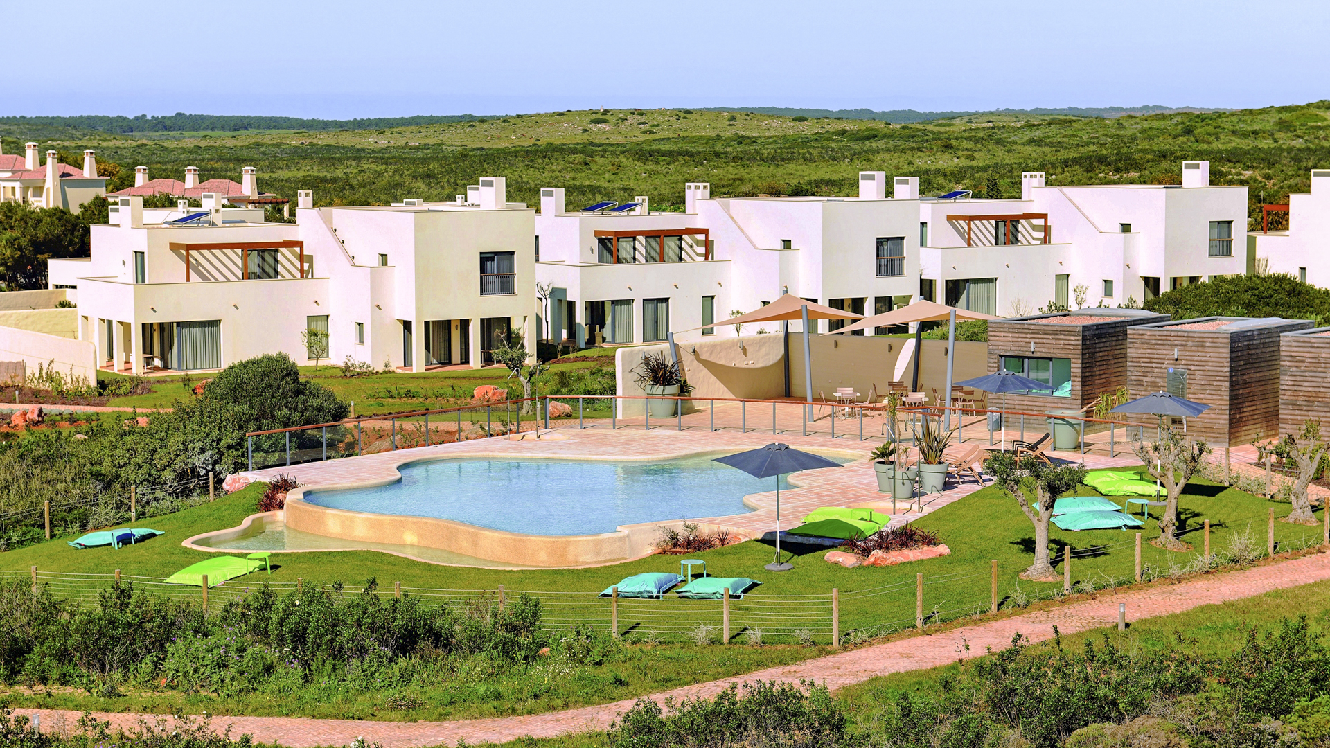 Complexe touristique de luxe près de la plage, Sagres | S1297 Les "Garden Houses" au mobilier de luxe sont situées dans un complexe 5 étoiles, à quelques mètres de la plage. Une excellente opportunité d'investissement locatif dans un endroit magnifique.