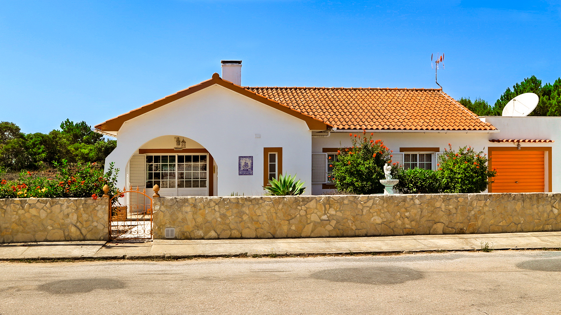 3 SZ Villa mit Garage und Dachterrasse in Vale da Telha, Westküste | LG1542 Diese Villa liegt auf einem mit 1502 qm ungewöhnlich grossen Grundstück in der beliebten Wohnanlage Vale da Telha an der Westküste der Algarve, nur wenige Autominuten von den Stränden Arrifana und Monte Clerigo entfernt.