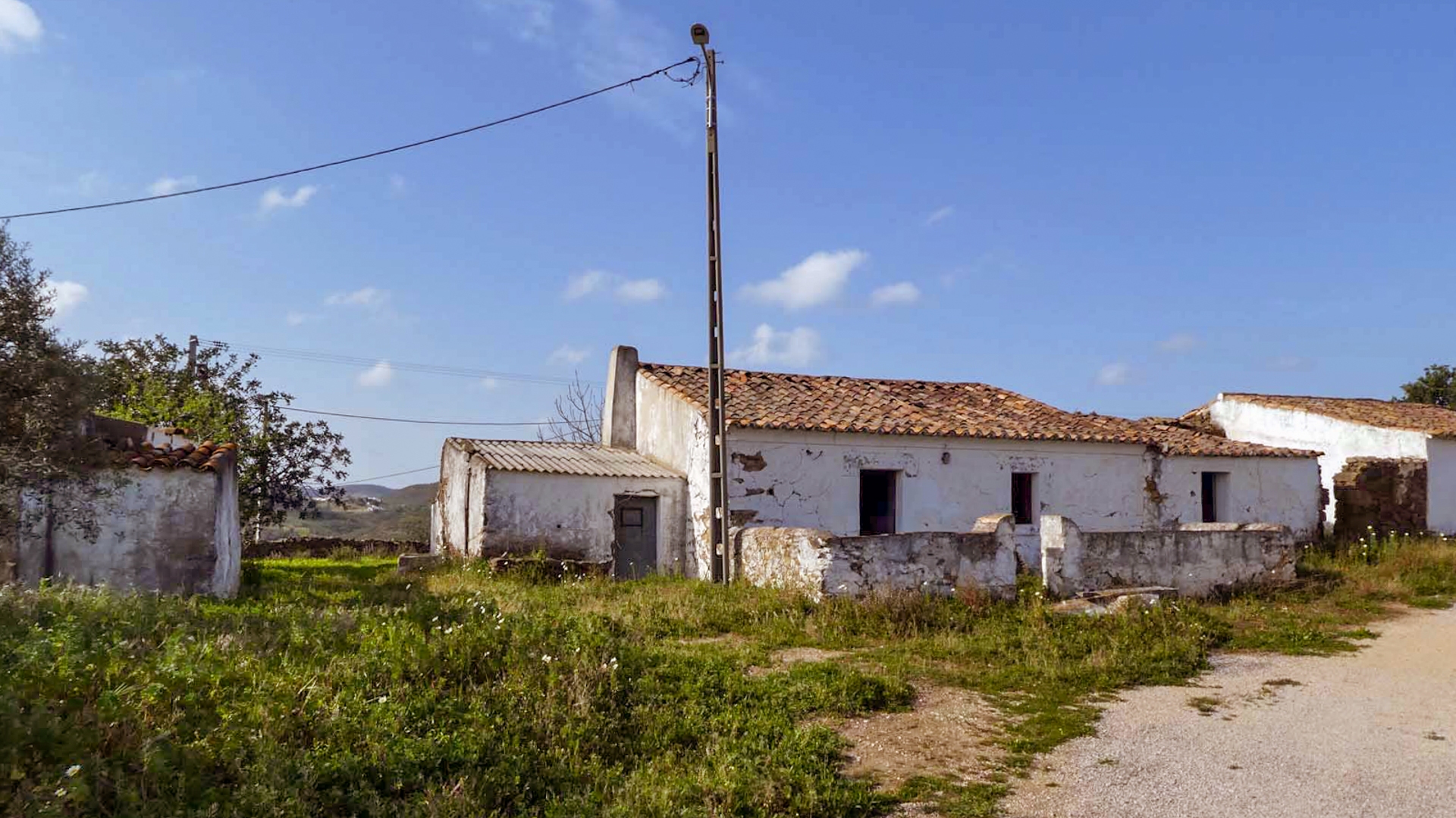 Restauration ou nouvelle construction: Terrain avec ruines et vue sur la mer, près de Tavira, Algarve Est | TV1575 Terrain avec bâtiment à restaurer et ruines adjacentes. Bon accès et de superbes vues, près de Tavira.