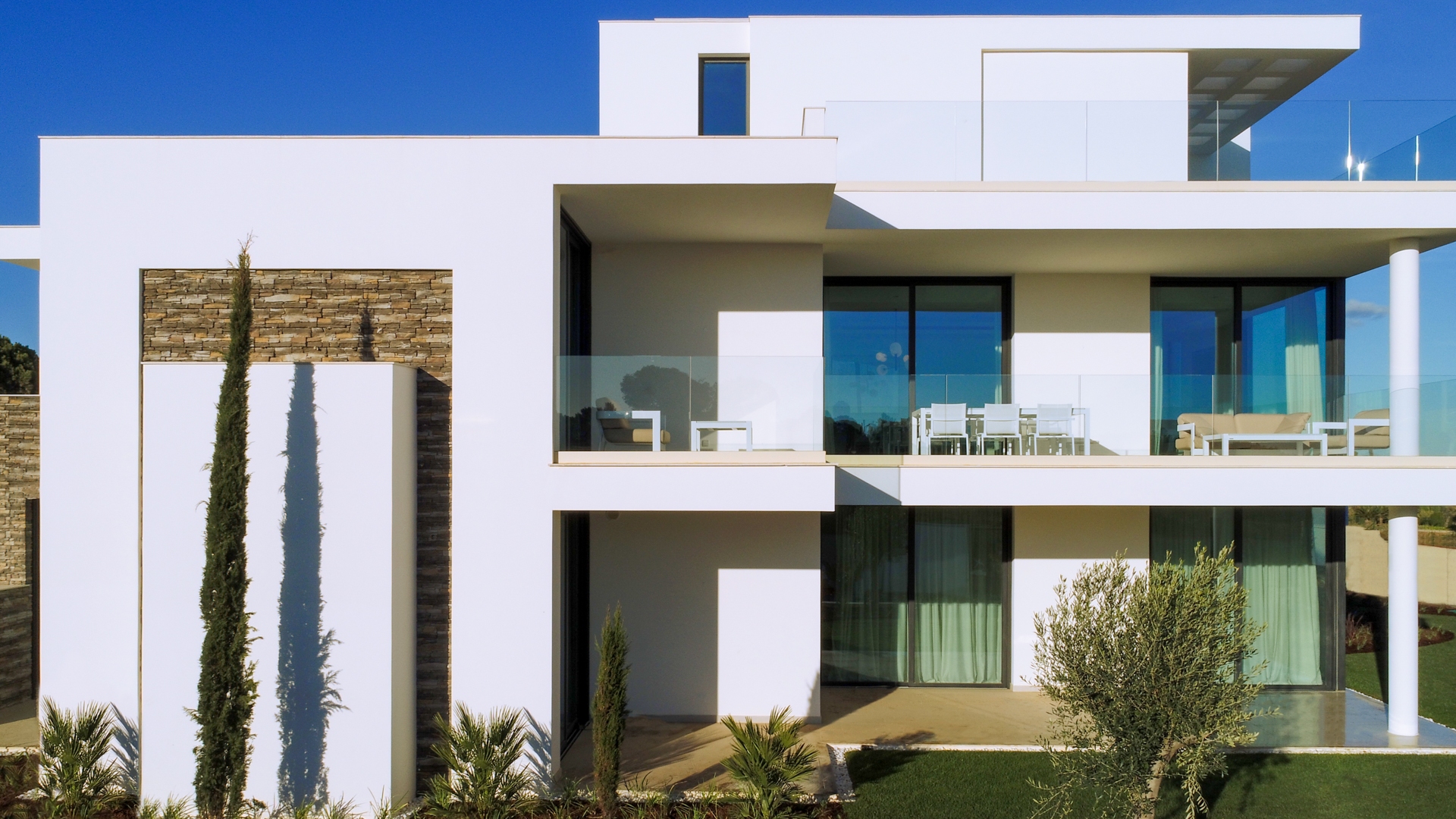 Divers Appartements sur l'un des plus beaux parcours de Golf d'Europe, dans l'Est de l'Algarve | TV1587 Idéal pour une résidence permanente ou un investissement, les appartements de haute qualité offrent également un revenu locatif garanti (4% sur certaines propriétés). Au Monte Rei Golf Course, dans l'est de l'Algarve.