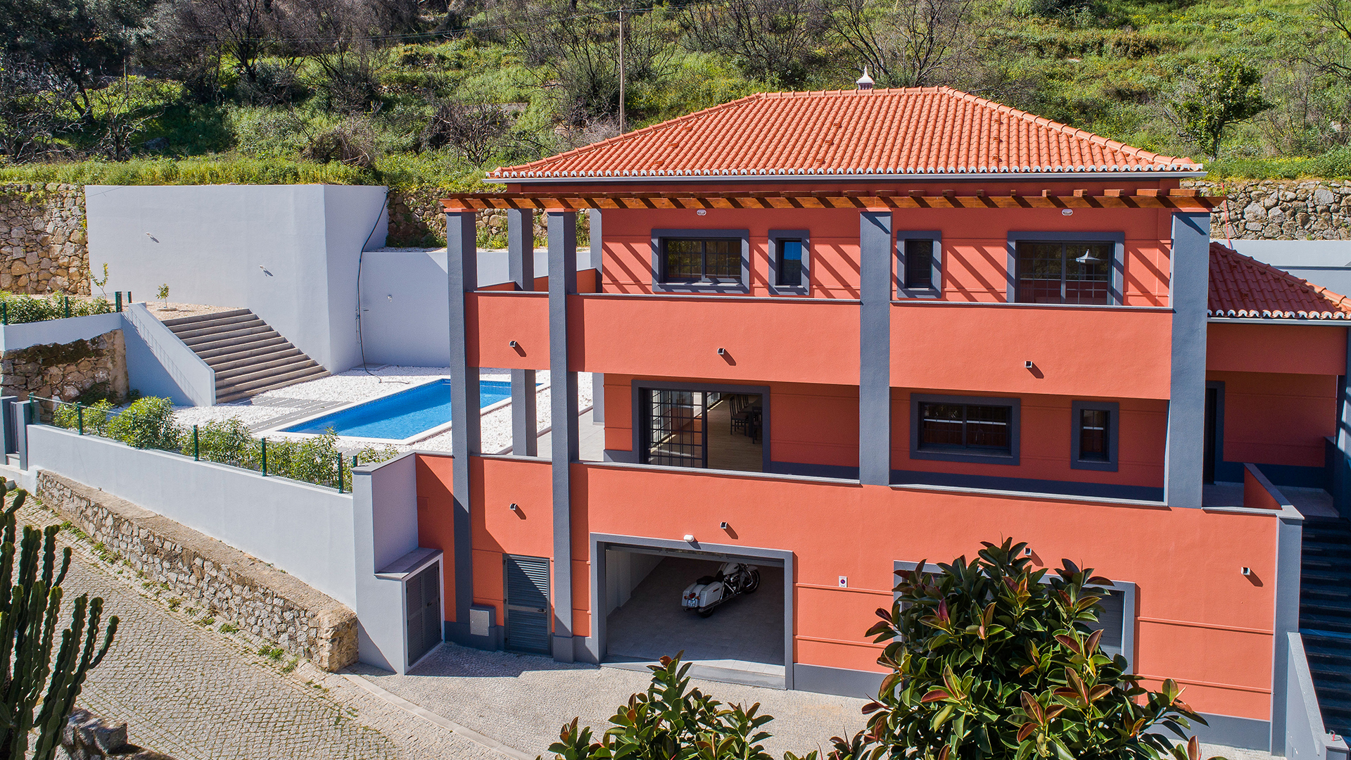 Neue moderne 3 SZ Villa in Caldas de Monchique, West Algarve | LG1619 Dies ist eine schlüsselfertige, hochwertige und brandneue Villa mit 3 Schlafzimmern und Pool am Rande des berühmten Wellness- Ortes Caldas de Monchique mit Blick ins Grüne und Annehmlichkeiten vor der Tür.