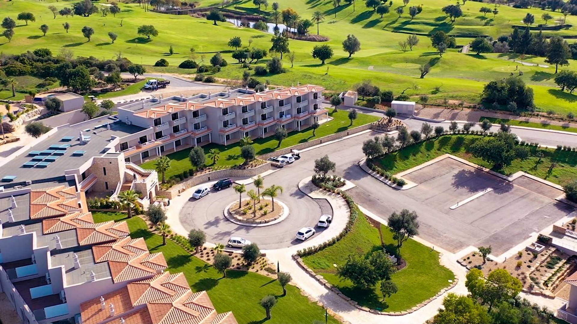 Apartamento T0 com Piscina comum e Campo de Ténis perto de Golf Resort, Carvoeiro | PCG1636 O apartamento está localizado a poucos minutos de dois campos de golfe e próximo de Lagoa e Carvoeiro.