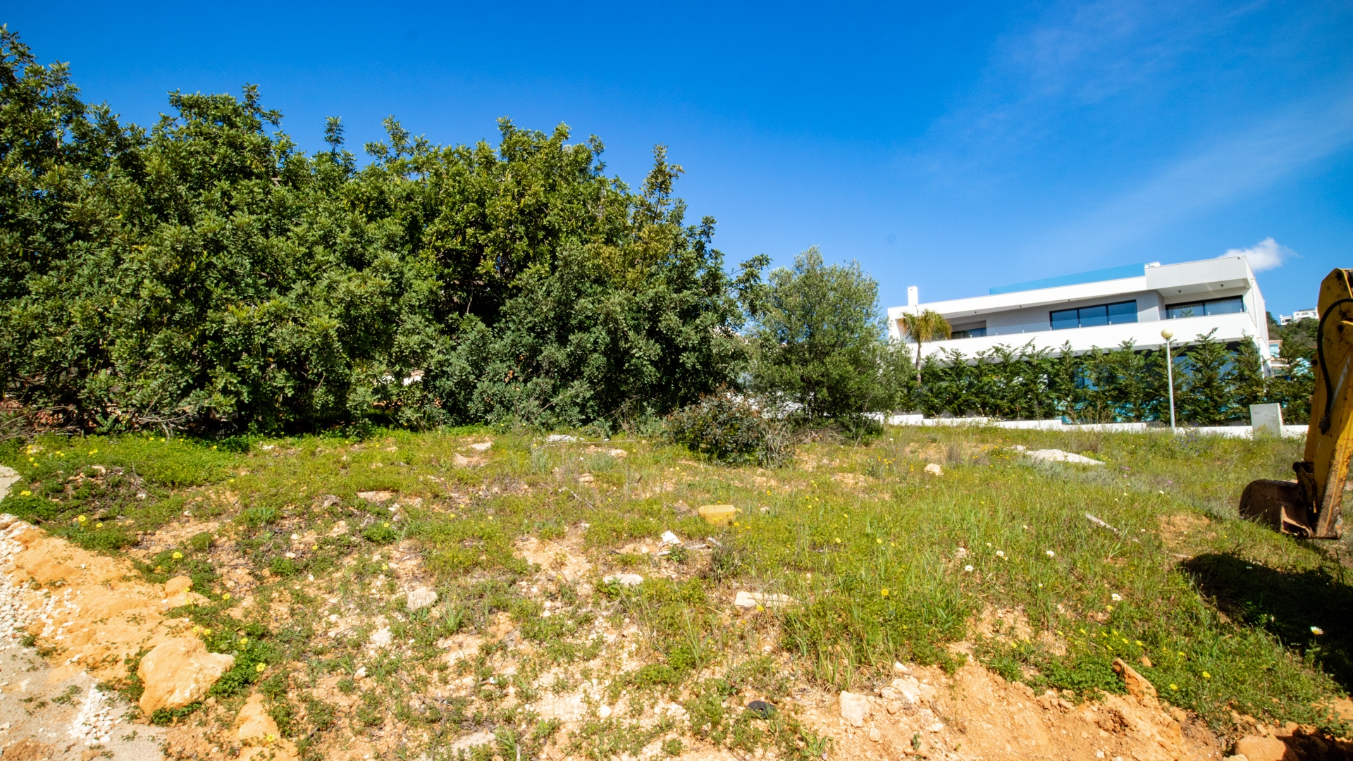 Plot with Sea Views & Building Permission near Albufeira Marina | VM1641 This urban plot is located in a prime position near Albufeira Marina, close to amenities and with good sea views from the villa once built.