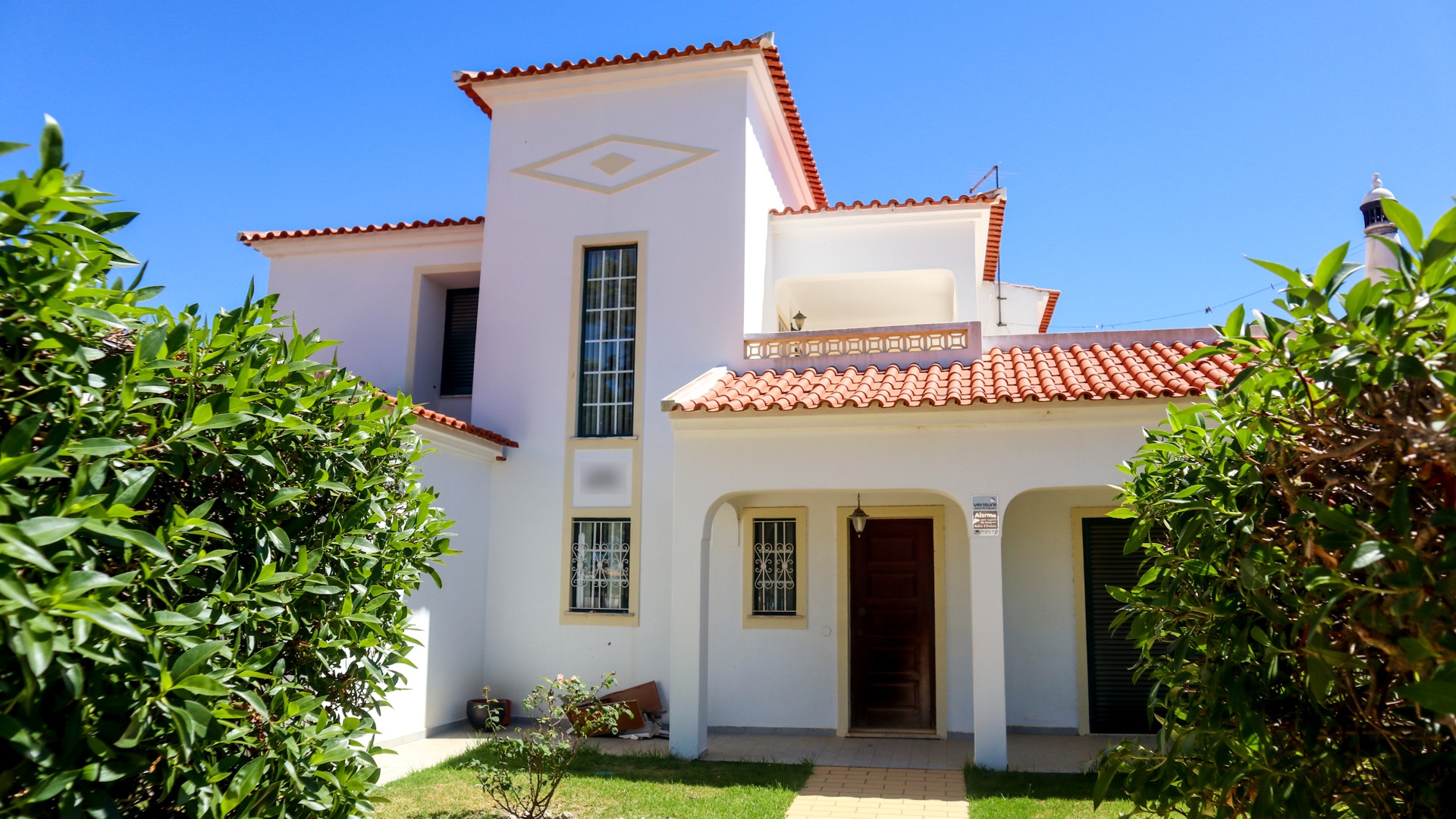 4 Schlafzimmer Villa mit Pool in Albufeira | VMPF1688 Diese Villa mit 4 Schlafzimmern und 3 Badezimmern (1 En-Suite) ist zwar renovierungsbedürftig, befindet sich jedoch in der Nähe des berühmten Albufeira-Strip, nahe der Strände und inmitten eines der beliebtesten touristischen-Hotspots der Algarve. Diese Villa liegt trotzdem ruhig und weit genug entfernt und ist als eigenes Ferienhaus oder als Investition in die Vermietung perfekt geeignet.