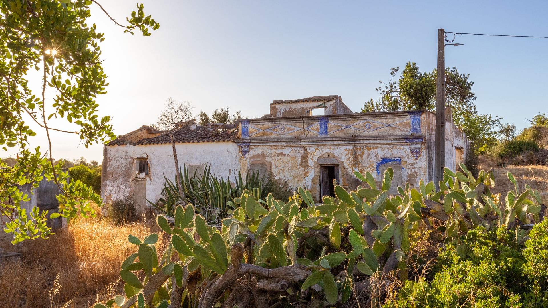 Traditional farmhouse for renovation in a 18,000 m² plot near the sea at Olhão, East Algarve | TV1693 