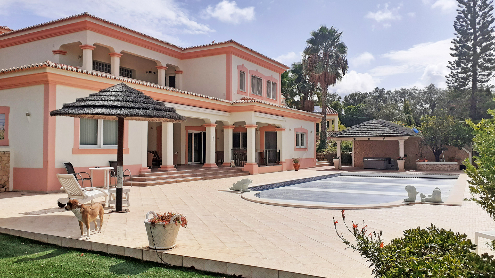 Villa de 5 chambres avec annexe et grande piscine à Monte Judeu, Algarve Ouest | LG1701 Cette villa de luxe de 5 chambres construite en 2008 est située à Monte Judeu, au nord d'Alvor. La propriété est magnifiquement conçue sur 2 niveaux et située dans un cul-de-sac privé. La villa dispose d'un terrain de 5150 m², d'une piscine privée et d'une grande annexe indépendante. Tout dans cette propriété de l'Algarve est de la plus haute qualité et doit être vu. Proche golf et plage.