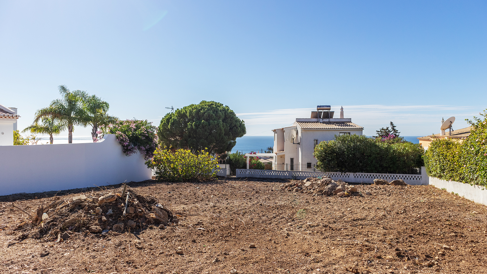 Urban plot with sea views and permission to build, Praia da Luz, Lagos | LG1709 This 600m² urban plot has permission to build up to 250m². Located in Praia da Luz in a residential urbanisation it is south facing and enjoys sea views.