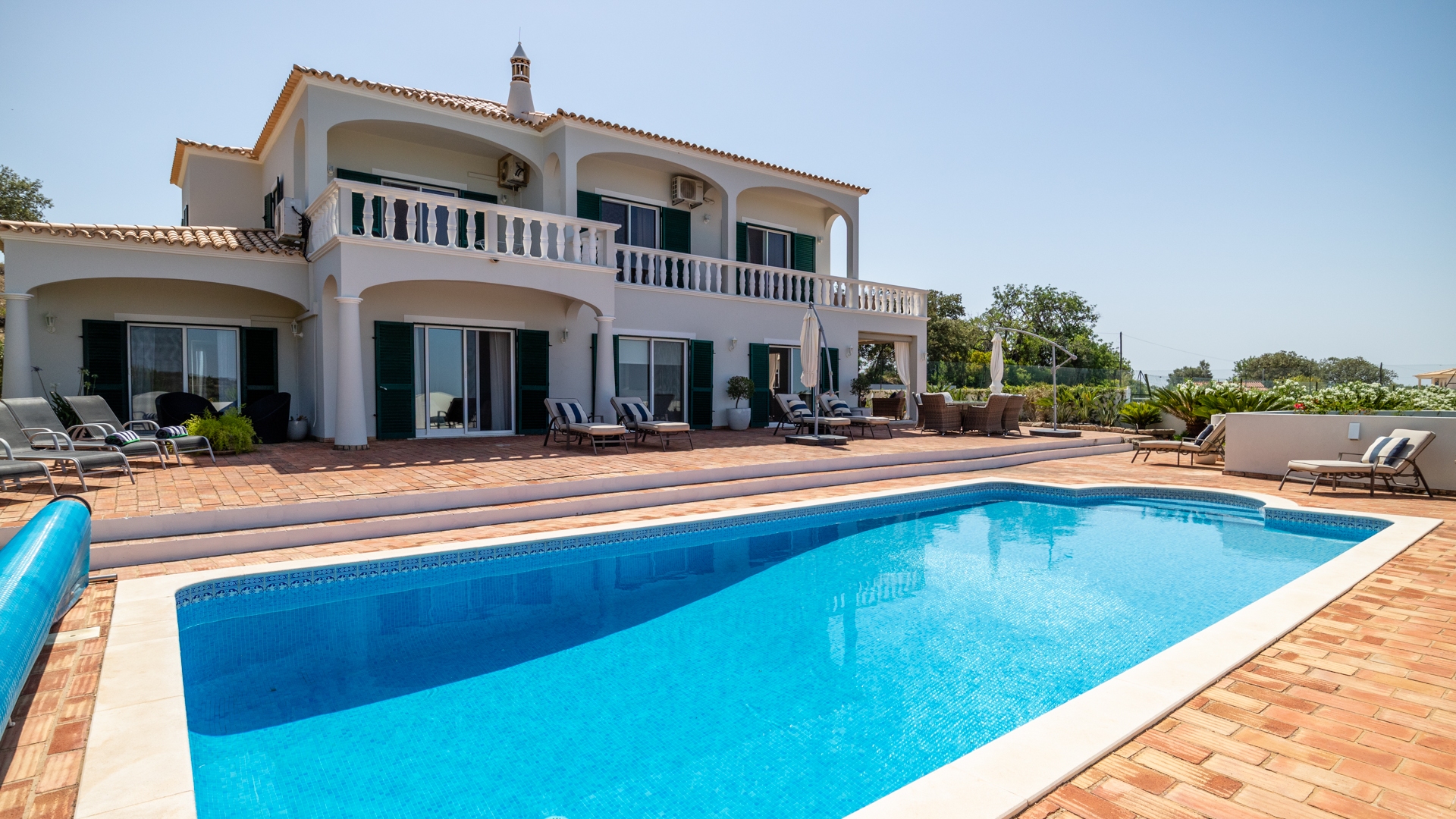 5 Bedroom Villa with Tennis Court & Sea Views on Large Plot near Loulé | VM1820 This spacious villa with south west facing pool, tennis court and sea views would make a perfect holiday rental investment or a holiday home for a large family, near Loulé.