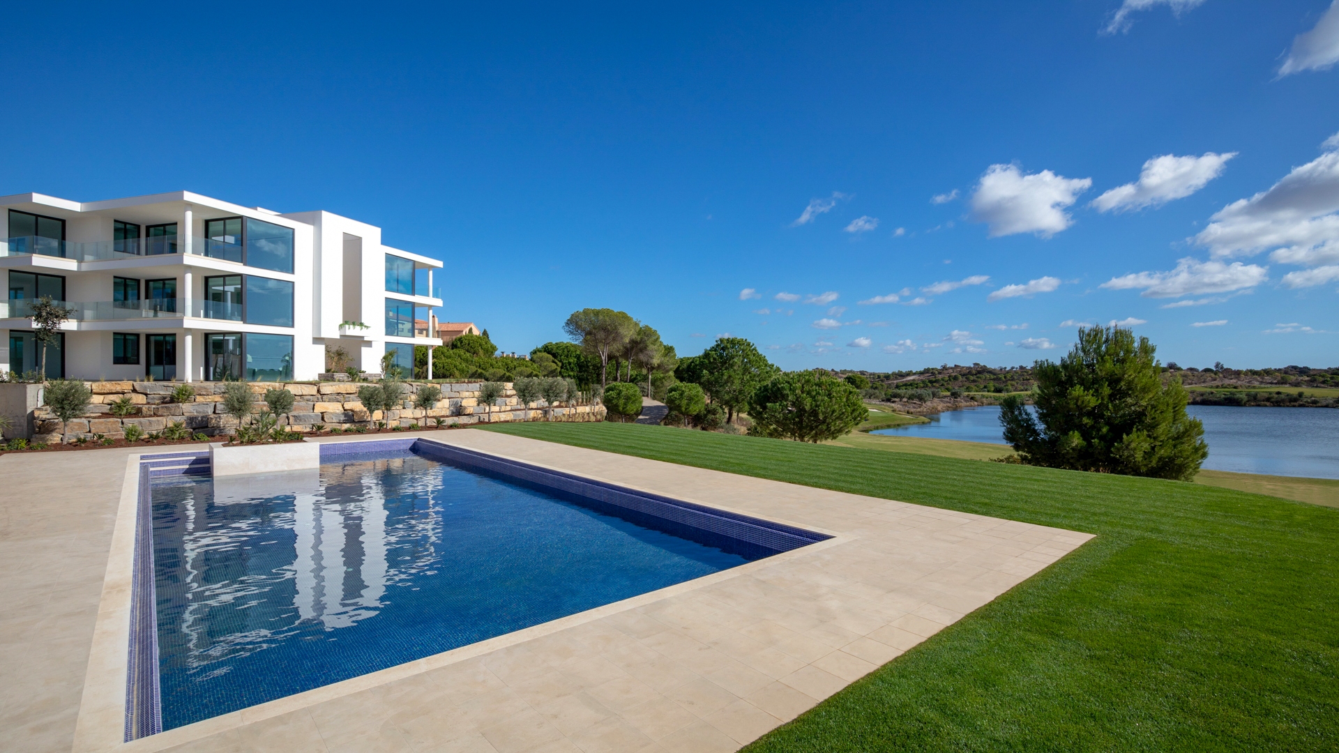 Luxuriöse 3 SZ Penthouse Maisonette Apartments mit Meerblick auf einem der Besten Golfplätze Europas, Ost Algarve | TV1835 Exklusive, luxuriöse Penthouse Apartments mit atemberaubendem Blick über den See und den Golfplatz bis hin zum Meer. In der Nähe des Clubhausesdes Monte Rei Golf & Country Club mit wunderschön angelegten Gärten und großem Gemeinschaftspool gelegen.