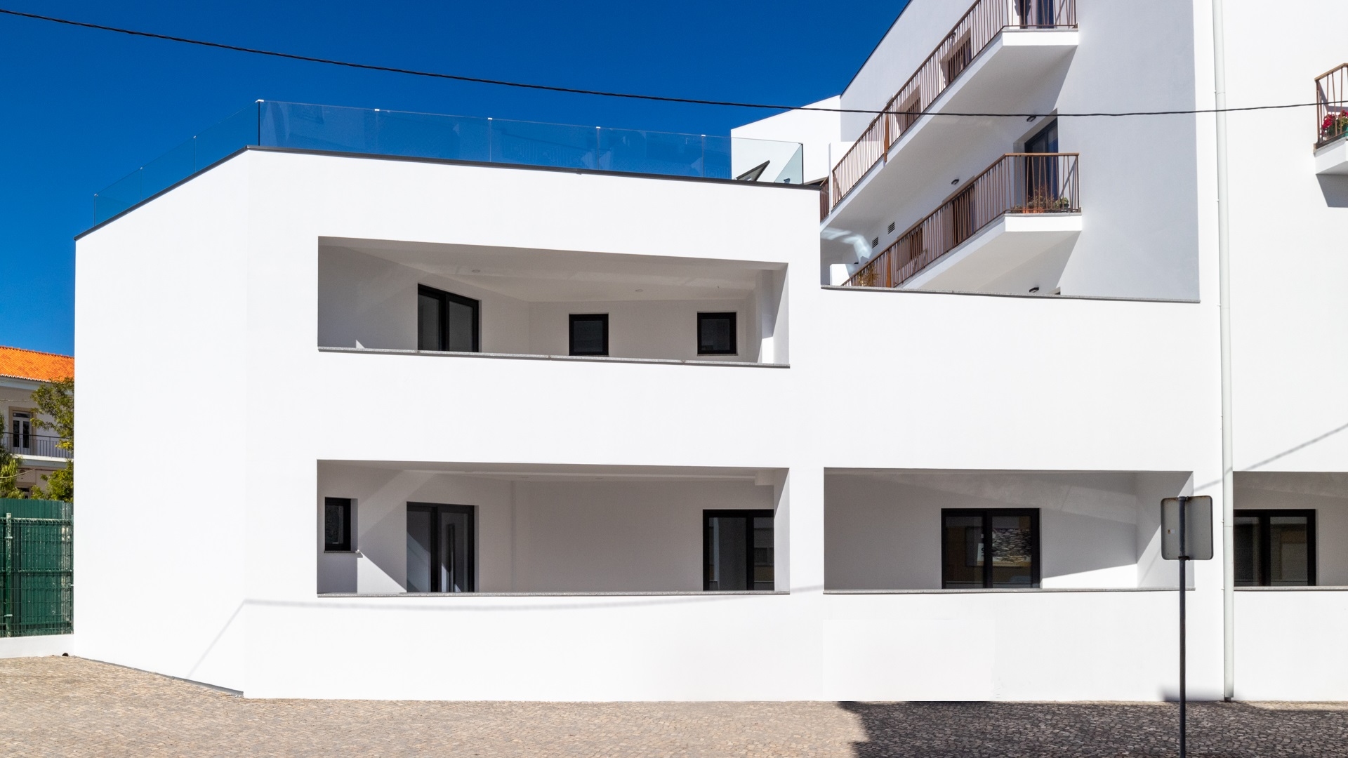 Neue, moderne 3 SZ Maisonette-Wohnung mit Dachterrasse in Tavira, Ost Algarve | TV1840 Eine wunderschöne, geräumige und moderne Wohnung in einer ruhigen Gegend im Zentrum von Tavira, nur einen kurzen Spaziergang von allen Annehmlichkeiten, Geschäften, Restaurants und Bars der Stadt und der Fähre zum Strand entfernt.