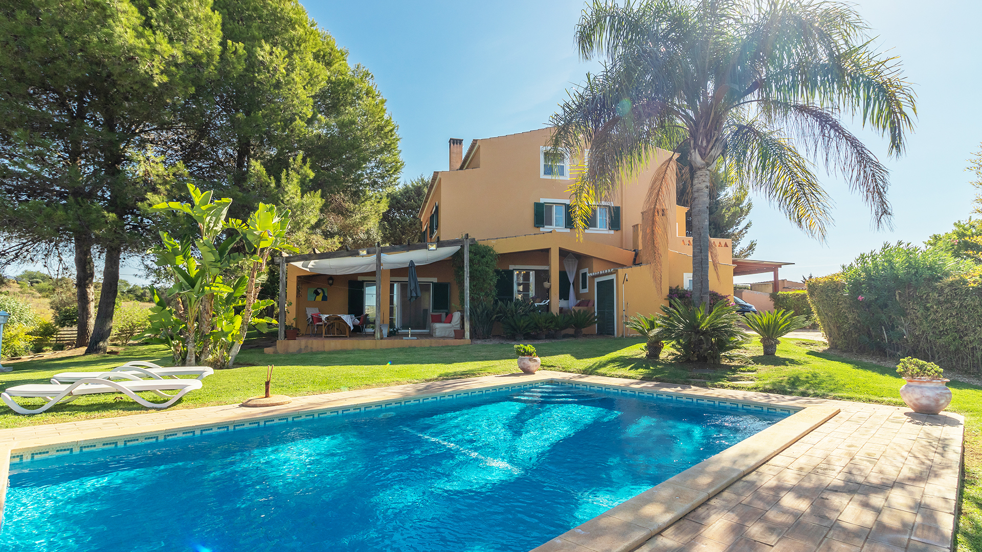 Charmante 4 SZ Villa auf grossem Grundstück mit Pool, Carvoeiro West Algarve | PCG1849 Villa mit 4 Schlafzimmern, davon 2 en-suite und einem komplett ausgestatteten Studio Apartment auf 3,6 ha grossem Grundstück in der Nähe von Lagoa und Carvoeiro. Eine Immobilie mit dieser Grösse Grundstück ist in dieser Lage einzig artig. Perfekt als permanenter Wohnsitz, eigene Ferienimmobilie und für die Ferienvermietung geeignet.