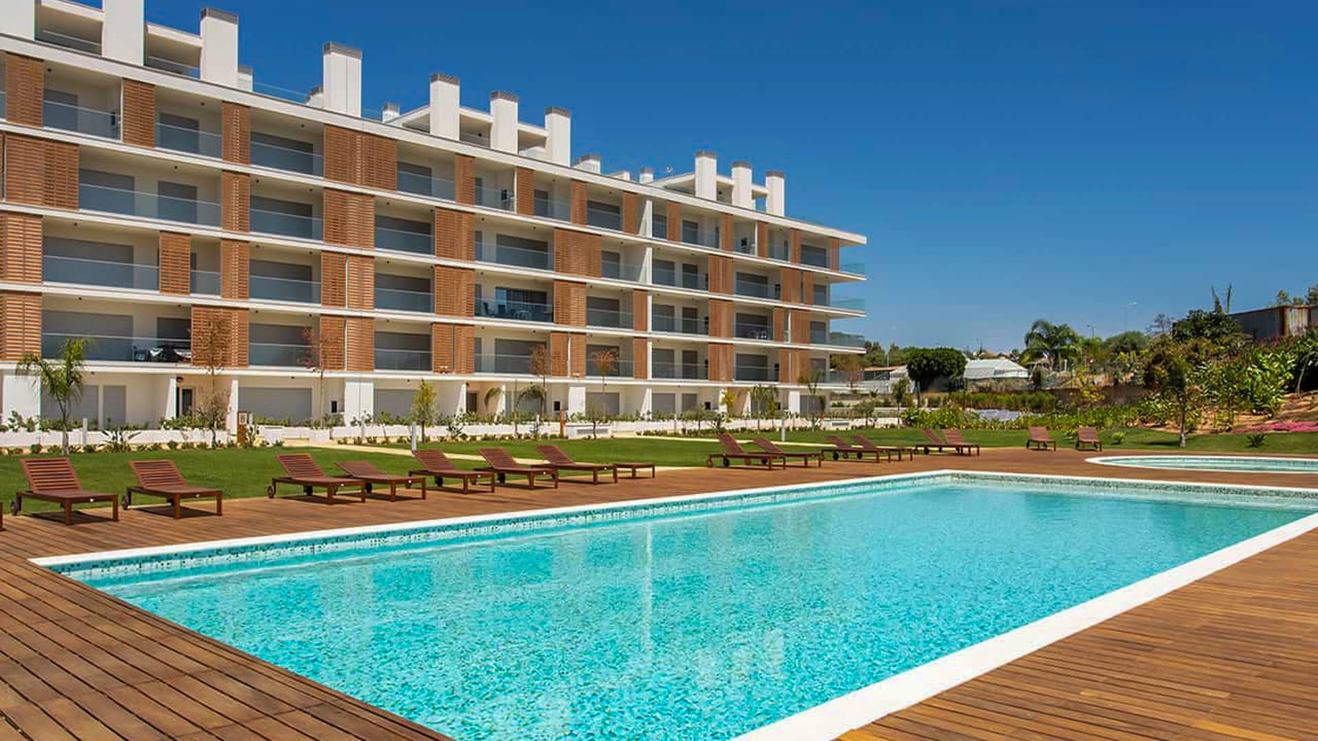 Apartamento novo de luxo T3 com piscina, Albufeira | VM1867 Luxuosos e grandes apartamentos T3 num novo empreendimento amigo do ambiente, a um passo das deslumbrantes praias de Albufeira e de maravilhosas comodidades.
