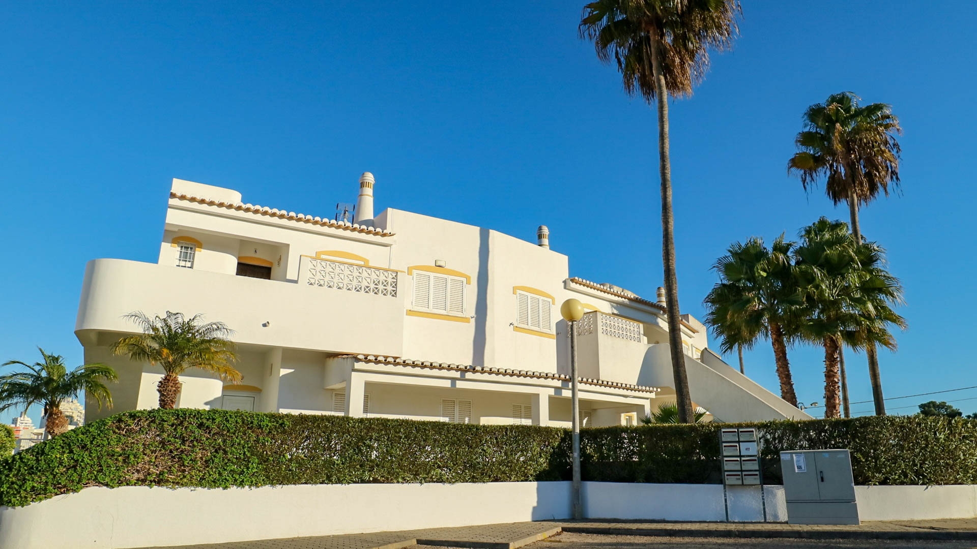 Appartements de 2 chambres à distance de marche de la plage, Armação de Pêra | VM1872 Fantastique propriété de location proche de toutes commodités et de la plage. 2 appartements séparés côte à côte pourraient être rénovés en un appartement plus grand.