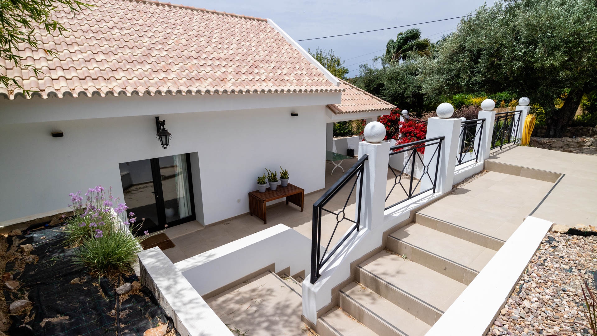 Newly renovated 3 Bedroom Villa with Sea Views, Parragil, Loulé | VM1874 This newly renovated 3 bedroom villa in the hills between Loulé and Boliqueime offers spectacular panoramic sea and country views from its terrace.
