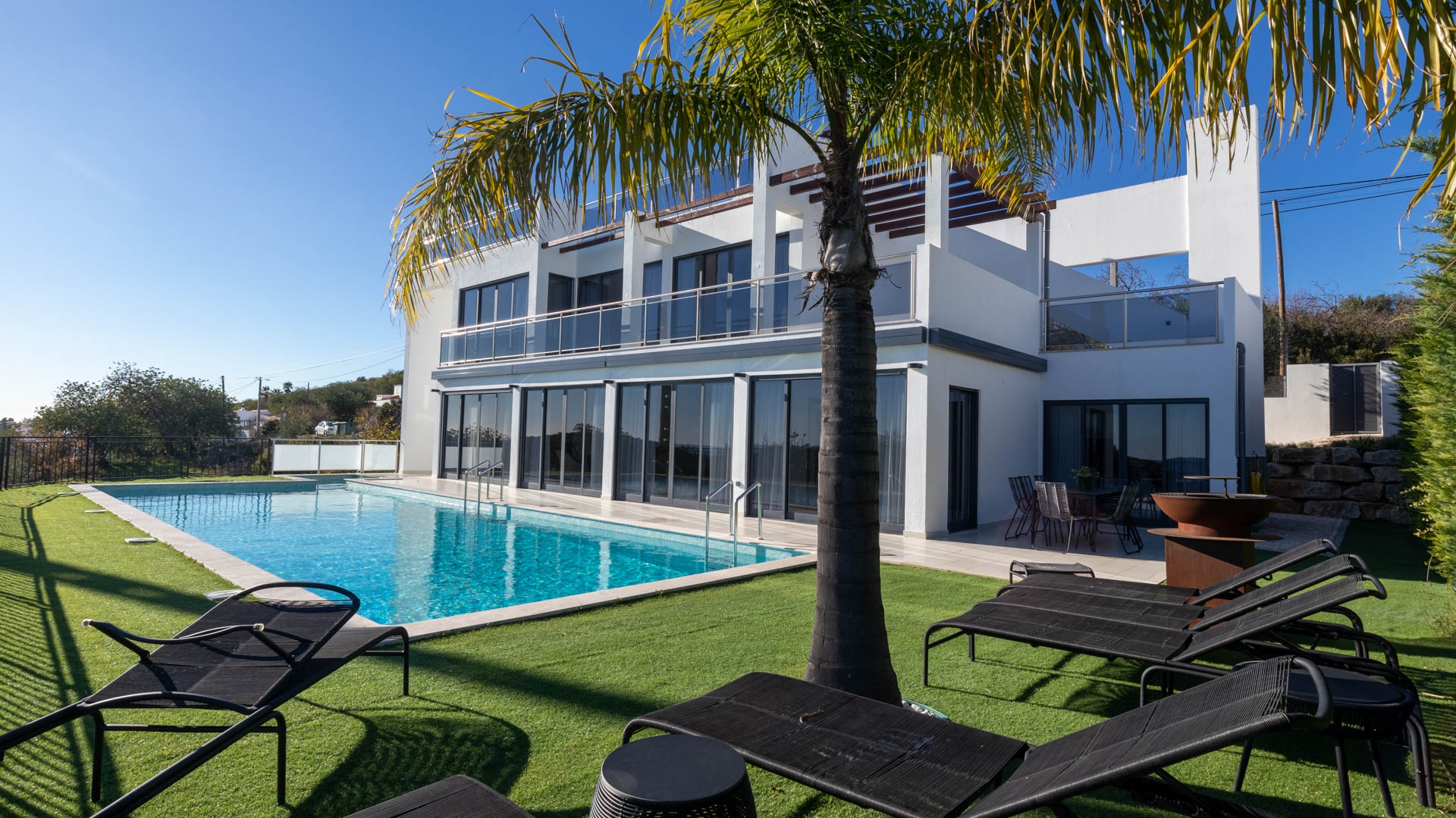 Contemporary 4 Bedroom Villa with panoramic sea views in the hills of Loulé  | VM1876 This modern 4 bedroom villa in the hills of Loulé offers breath taking panoramic sea views from every room, and is close to all amenities. 