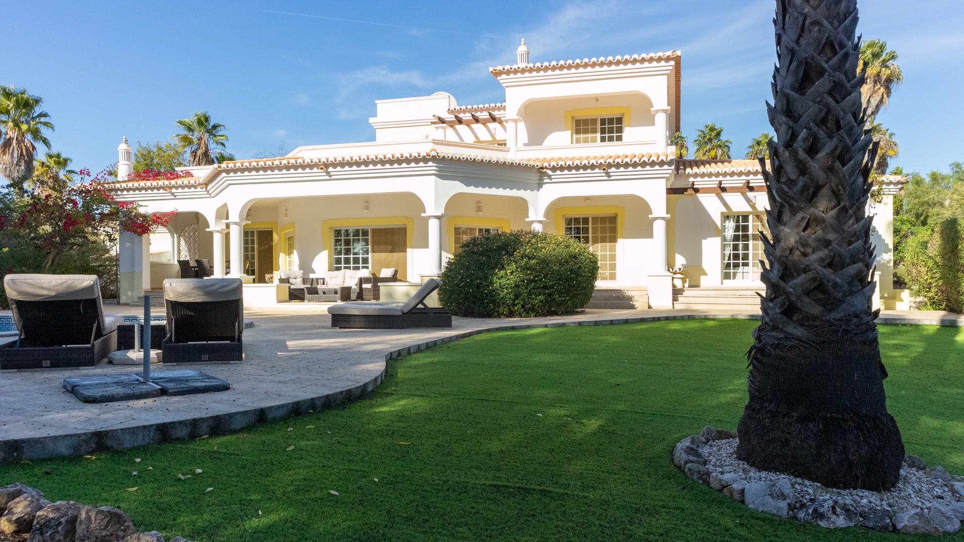 Spacious 4 Bedroom Villa on Large Plot with Pool on Golf Course, Alvor | LG1878 Detached 4 bedroom villa with 4 en-suite bathrooms and large pool, right on a golf course and close to long sandy beaches. Perfect as a permanent residence, own holiday property or for holiday rentals, in Alvor.