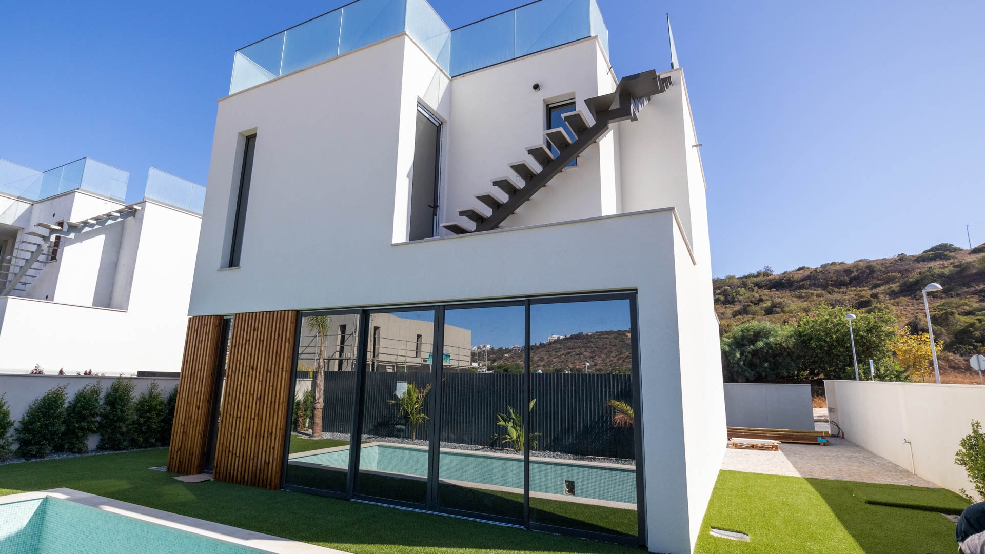 Contemporary 3 Bedroom Villas with Rooftop Deck and Marina Views, Albufeira | VM1895 Brand new homes walking distance to all amenities. High specification finishes including under floor heating and external insulation. Open plan living areas for modern life.
