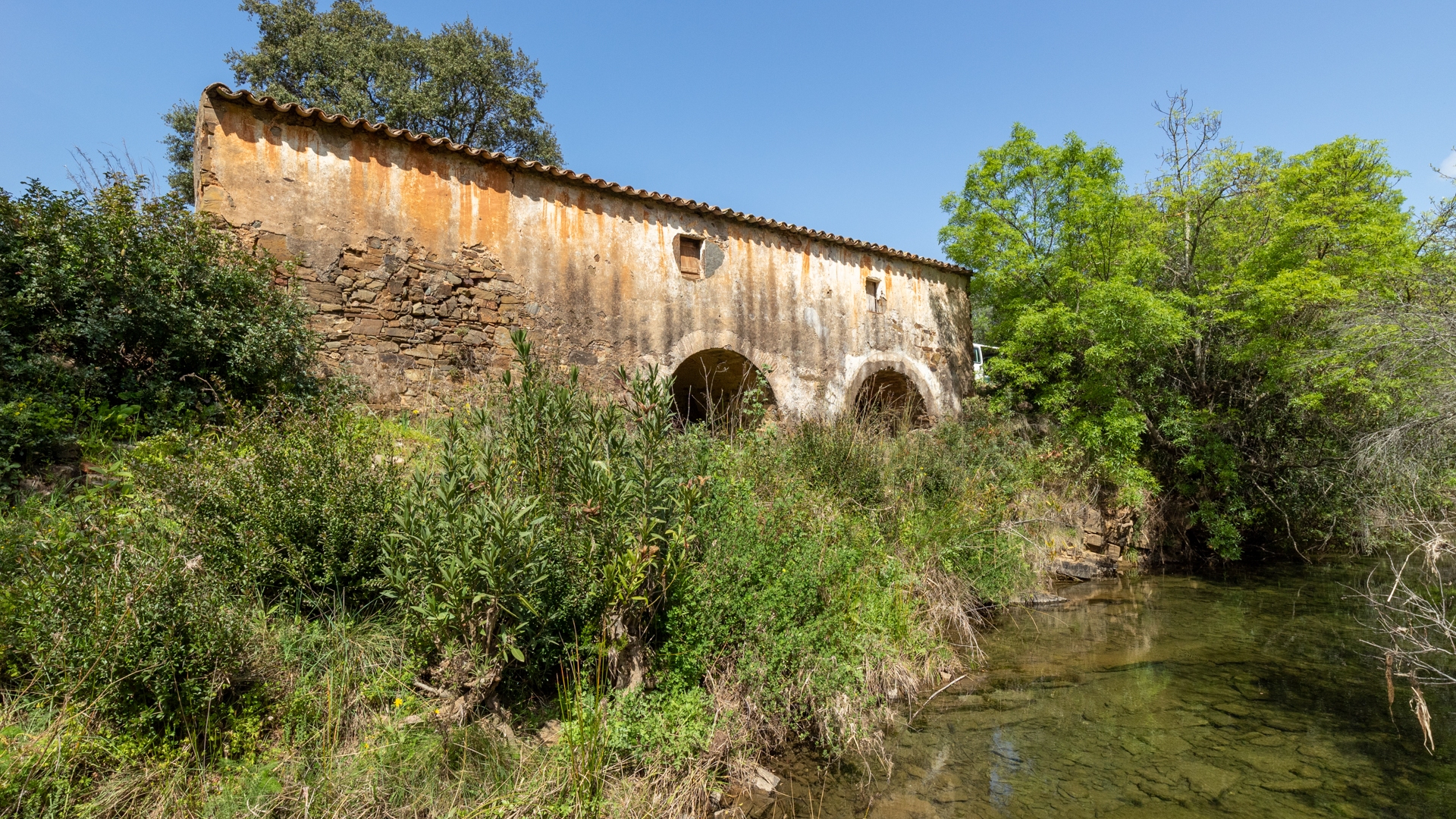 Watermill for restoration in idyllic location with river front, near Santa Catarina, East Algarve | TV1904 A rare opportunity to purchase a historic watermill with 1.4 ha. land and 350 m of riverfront in beautiful, peaceful countryside, near Santa Catarina and Tavira. Once restored, this property will be an idyllic home or holiday property.