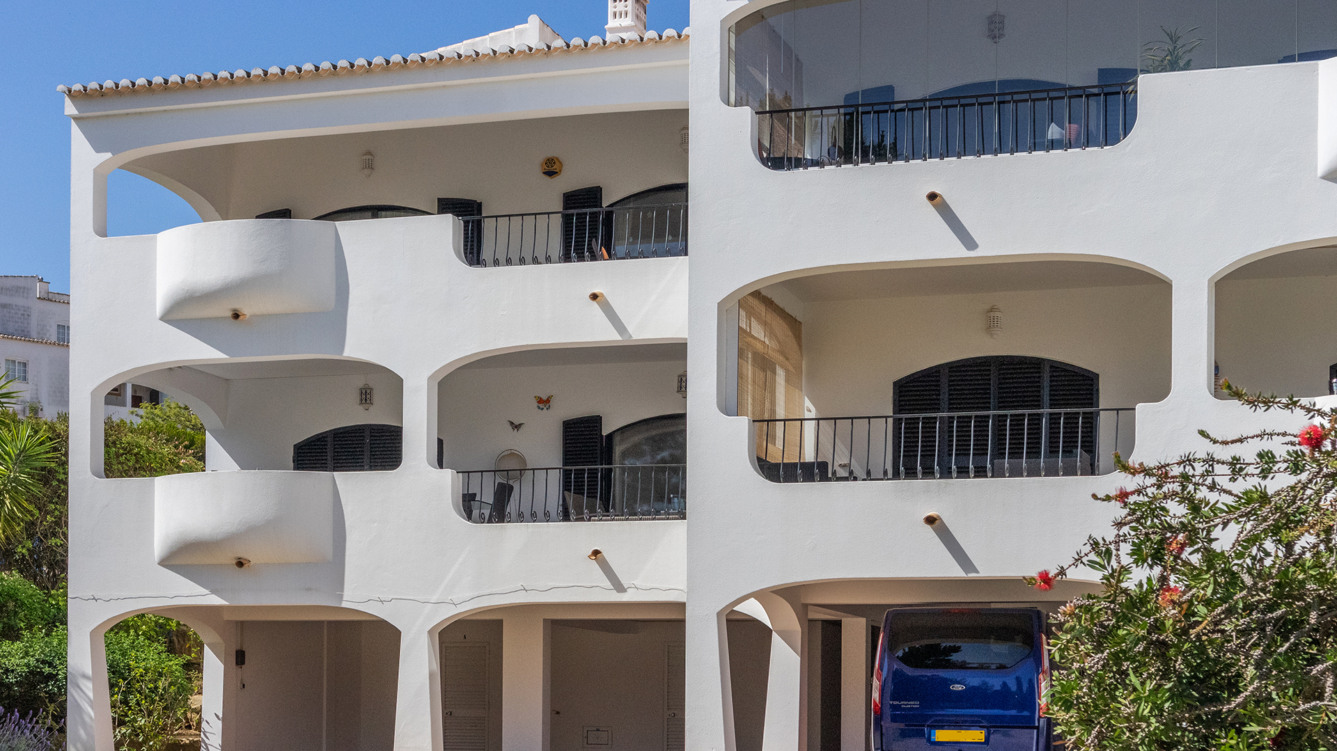 Appartement de 2 chambres avec piscine partagée dans un complexe de golf, près de la plage, Alvor | LG1918 Cet appartement de 2 chambres est situé au dernier étage avec vue sur le parcours de golf et à proximité du village de pêcheurs traditionnel d'Alvor et des belles et longues plages de sable de Portimão.