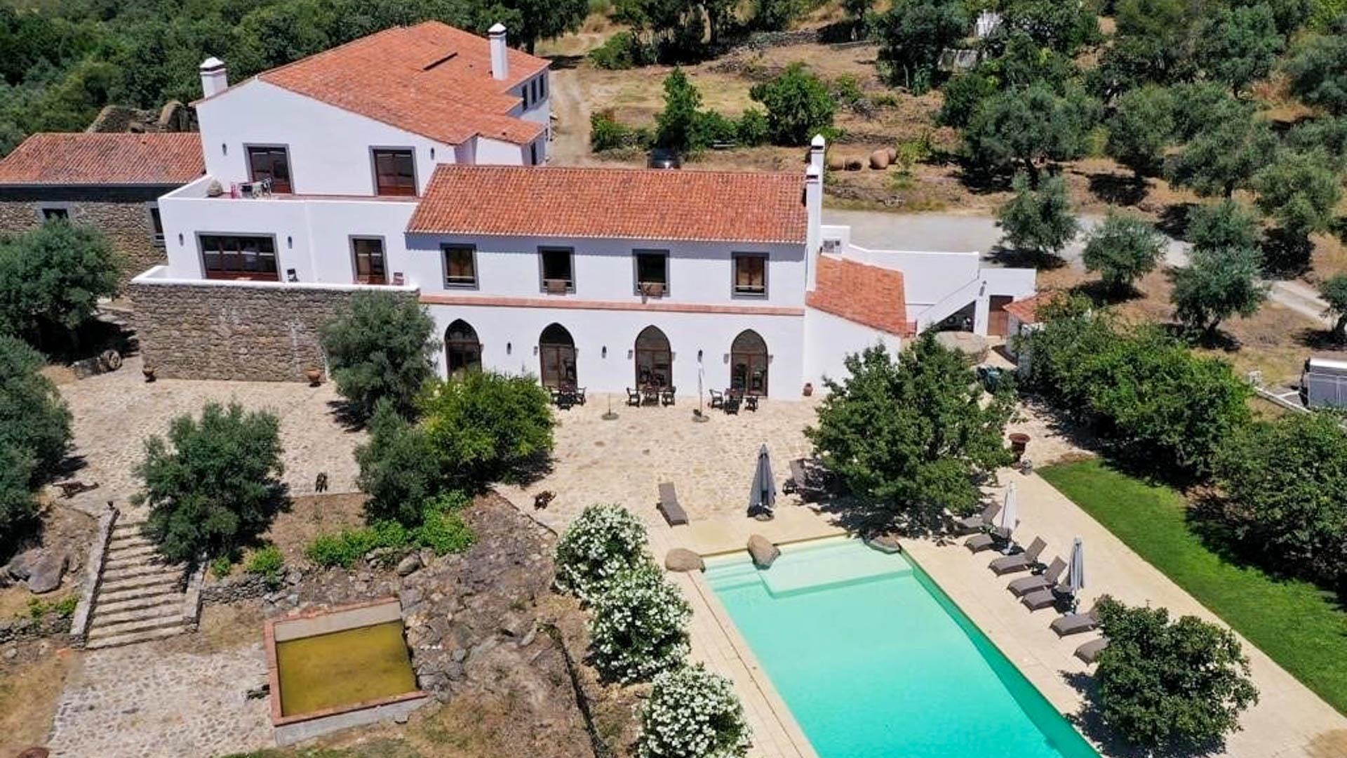 12th Century Tourist Unit with 11 bedrooms in Serra de São Mamede, Portalegre, Alto Alentejo | PDB1928 The convent, which dates back to the Middle Ages, belonged to "Buguinos" who adhered to voluntary poverty. After a period of neglect, it was rehabilitated in the 15th century by Bishop D. Jorge de Melo, whose weapons are visible in the ruins of the court gate.
At XXI belonging to only one owner who rehabilitated part of the convent and enlarged it with a new nascent wing transforming it into a tourist unit.