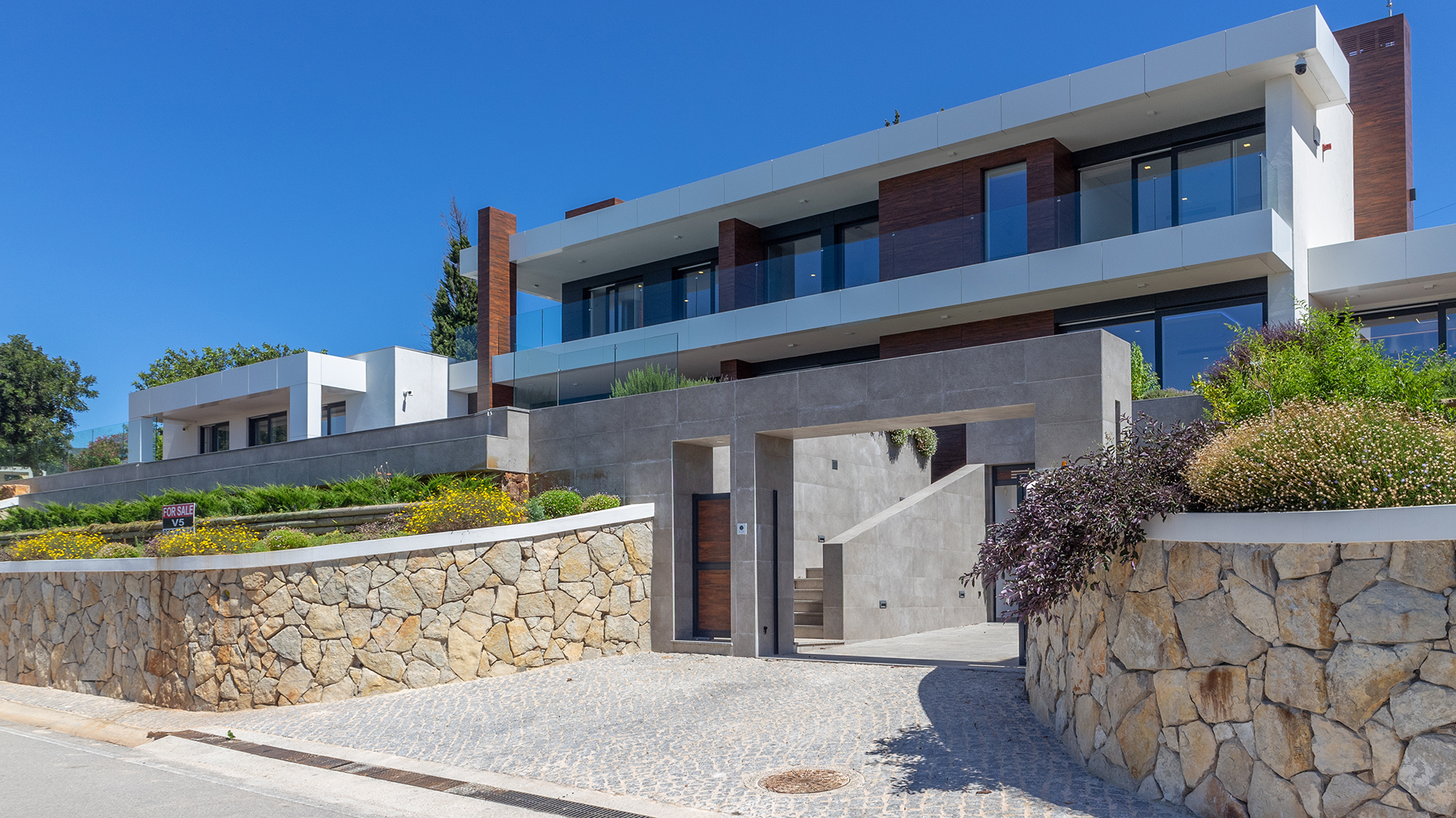 Maison de rêve de luxe avec piscine et vue spectaculaire, Caldas de Monchique | LG1938 Fantastique maison contemporaine neuve construite dans un esprit de vie facile et de loisirs. Utilisant des matériaux et une technologie innovants, il s'agit d'un bâtiment économe en énergie, plein d'espace, de lumière et de lignes épurées. Un endroit pour profiter de la tranquillité loin de la côte animée mais jamais trop loin de tout ce que l'Algarve a à offrir.