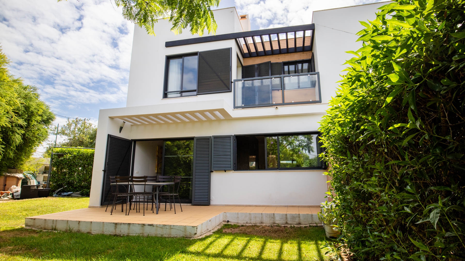 Modern 3 Bedroom Linked Villas with Sea Views, near Albufeira | VM1962 Townhouses with large communal pool and sea views close to beaches and amenities. Perfect for rental investment