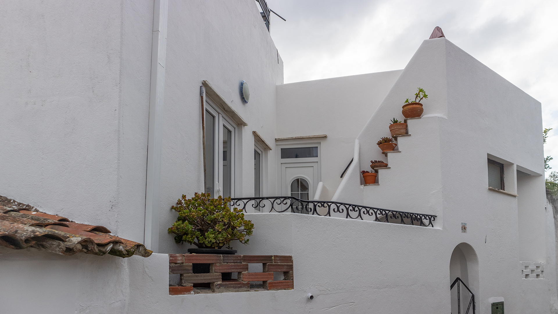 Townhouse and annex with views in hamlet near Monchique  | LG2002 Excellent opportunity to own a renovated two to three bedroom house plus large open plan studio apartment with fantastic views to the distant sea from a huge roof terrace garden.