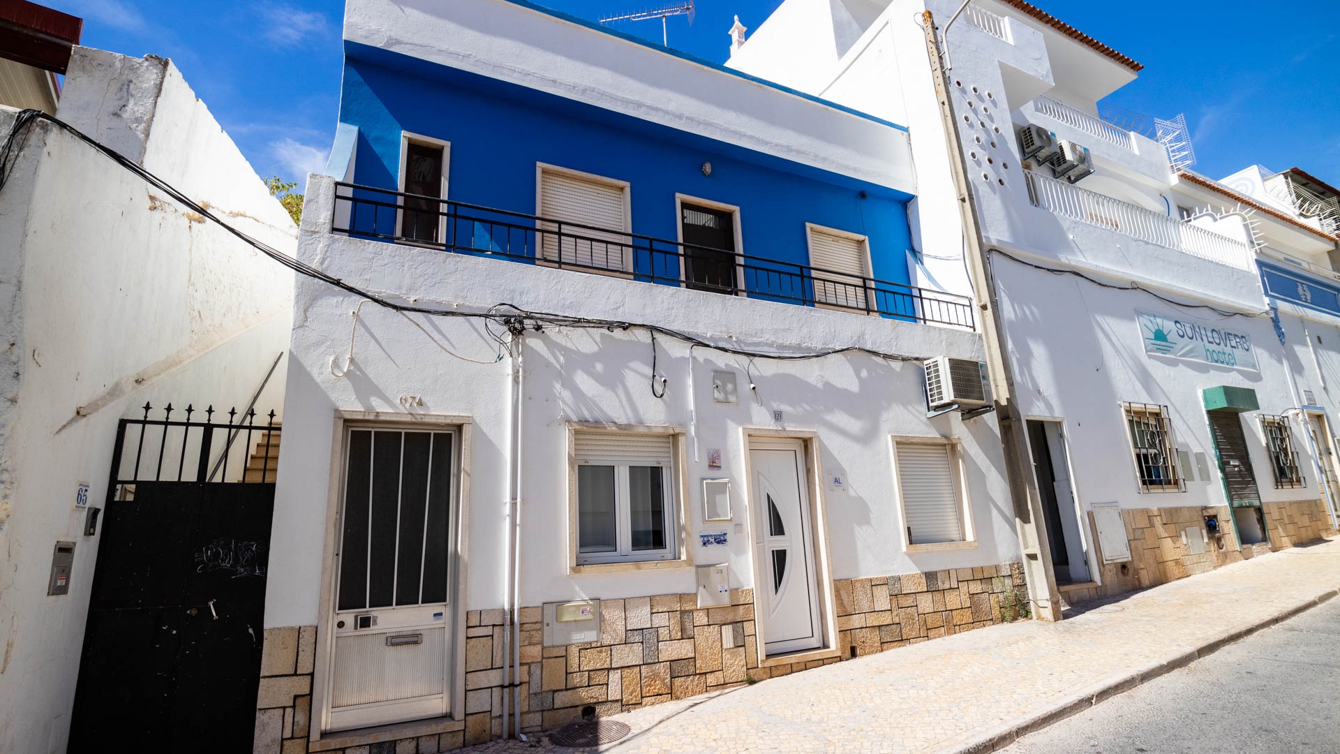 Renovation Project 2 Bedroom Apartment with Huge Roof Terrace in Historical Albufeira Old Town | VM2003 This property is a great investment opportunity in a central location in Albufeira, close to all amenities and once renovated would make a perfect high end holiday rental.