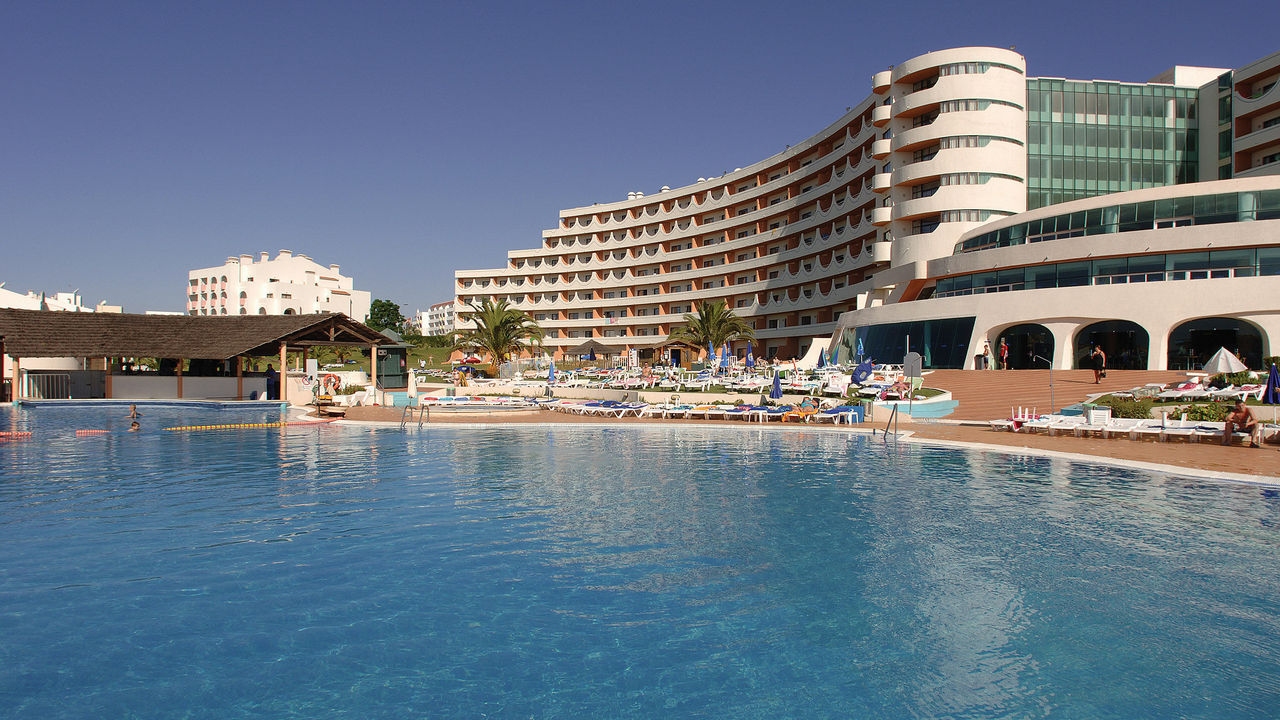 1 Bedroom Touristic Apartments within 4-star Hotel in Albufeira | VM2004 This is a great investment of apartments within a hotel and already with a licence of touristic use, is close to all amenities.