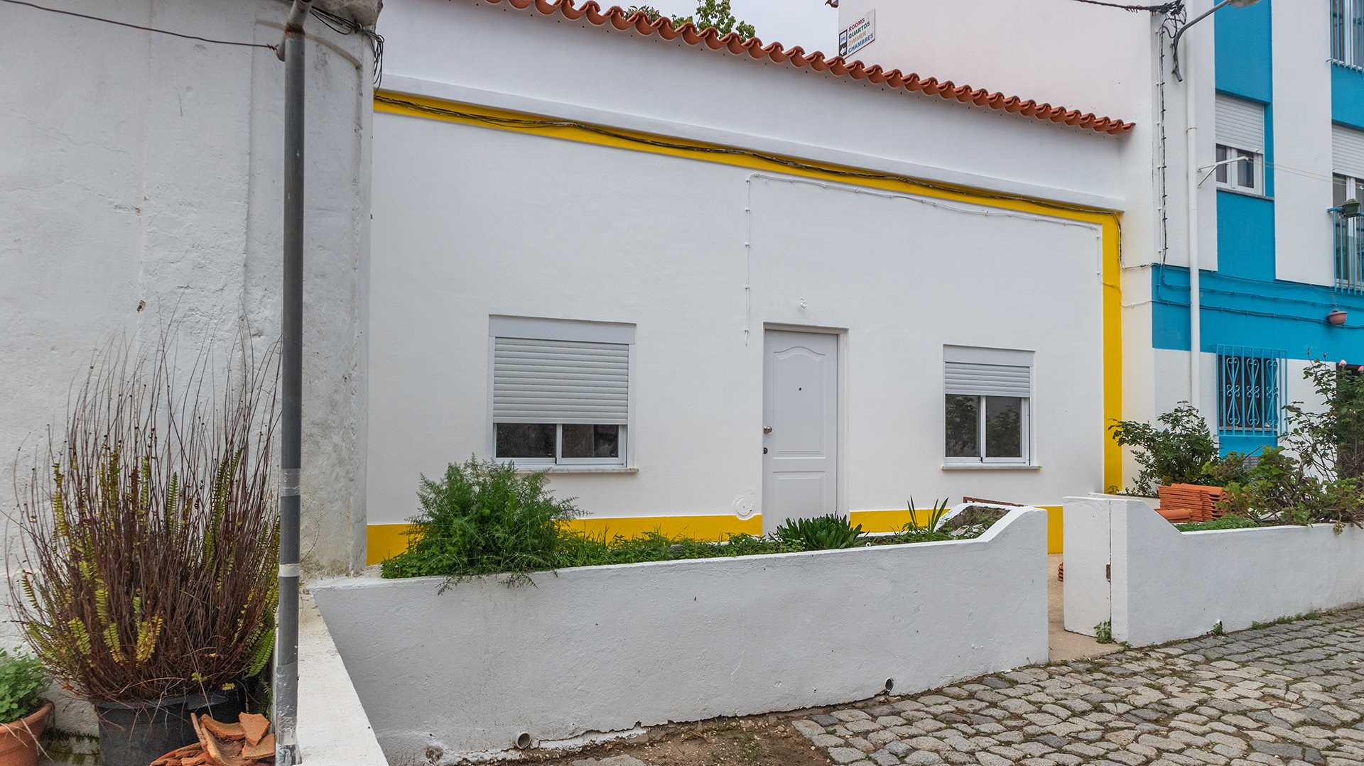 Partly renovated 2 bedroom terraced house near the centre of Monchique | LG2018 One of only three terraced houses in a quiet spot but very close to the town centre with restaurants, shops, market, municipal swimming pool and all other amenities. 
Probably could be finished for approx. €25.000.
