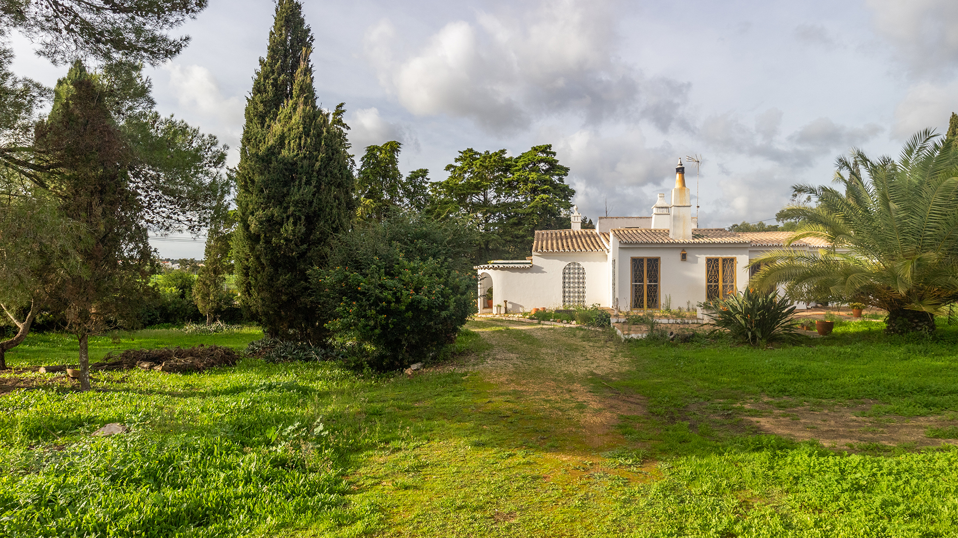 Opportunity - Charming 3 Bedroom Country Villa for Renovation on Large Plot, near Lagos | LG2028 Fantastic opportunity to buy a 3-bedroom country house on the outskirts of the village of Odiaxere and within a 5 minute drive of Meia Praia beach and the historic town of Lagos.
