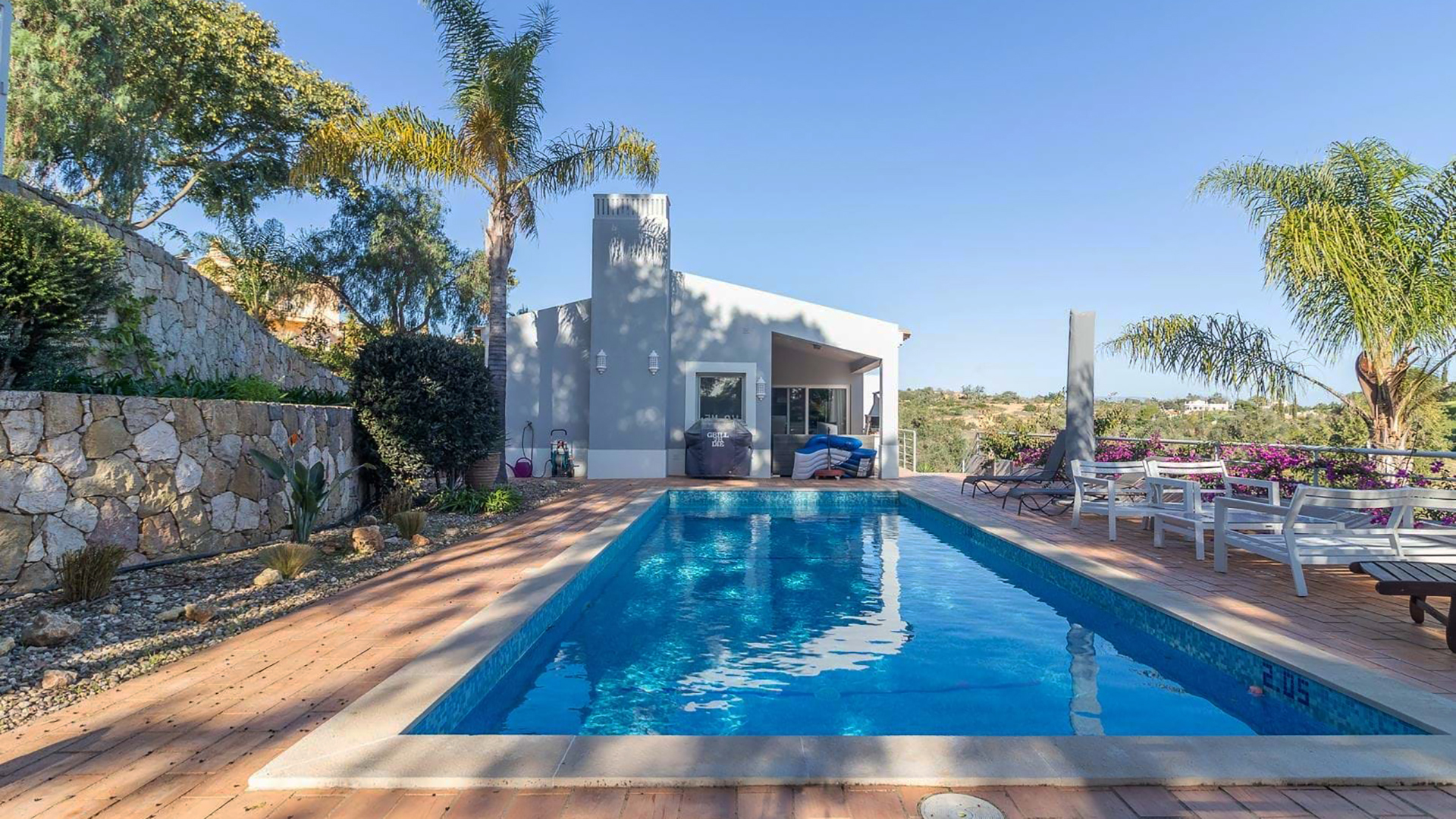 Moradia V3 recentemente renovada com piscina em resort de golfe perto de Carvoeiro, Barlavento | PCG2053 Moradia de 3 quartos, 4 casas de banho com piscina, rodeada por um jardim bem cuidado num popular resort de golfe no Algarve.