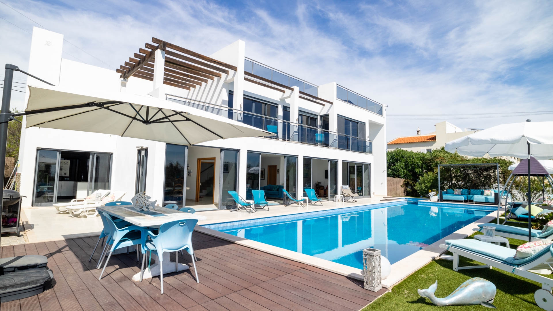 4 Bedroom Contemporary Villa with Sea views near Loulé | VM2079 Modern villa with large pool and sunbathing terraces perfect for holiday rental with AL licence. Short distance to golf, shopping, beaches, and airport