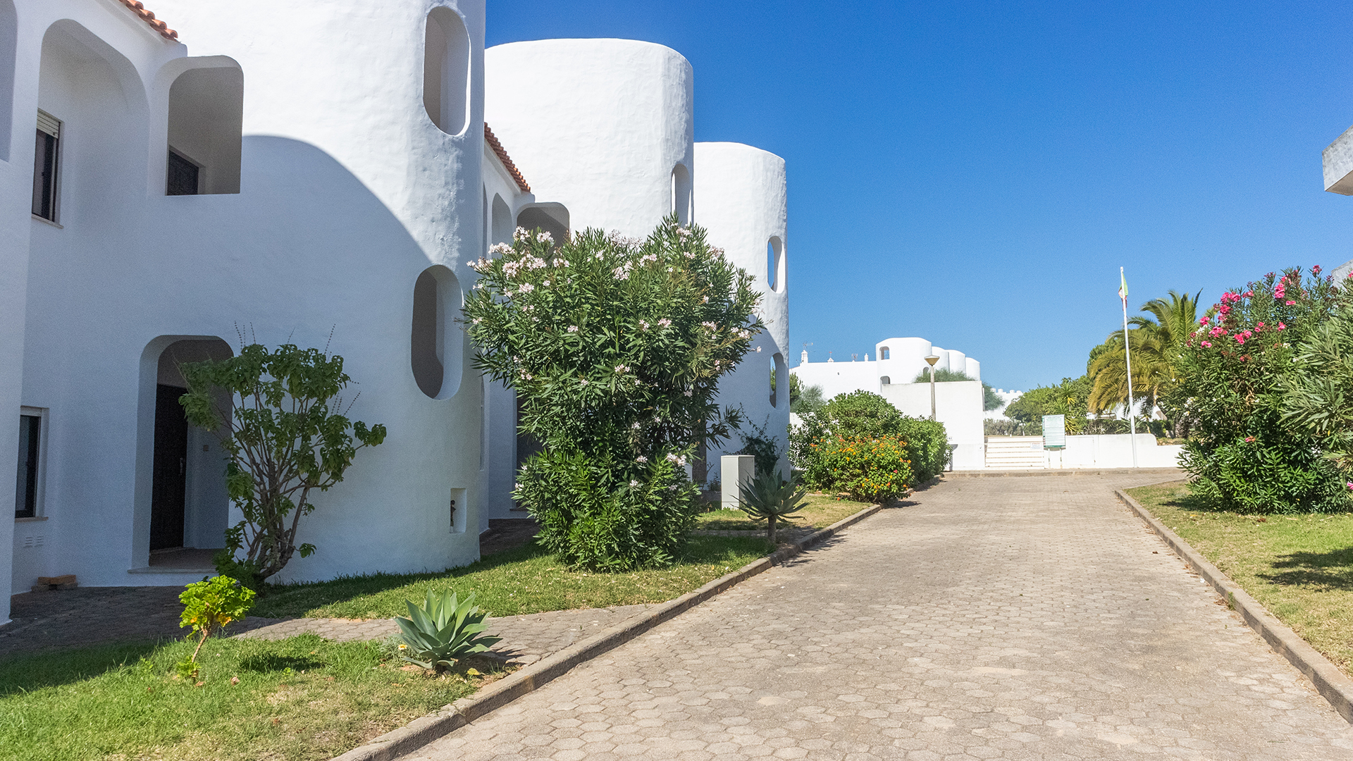 1+1 bedroom apartment with communal pool close to beaches, Porches | LG2084 The 1+1 bedroom apartment is in a great location, close to various Algarve beaches and all amenities.